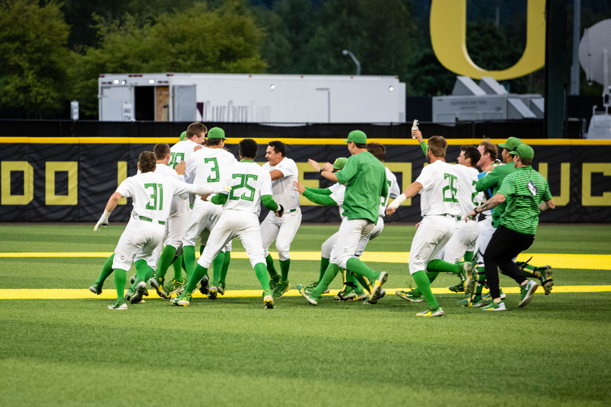 Walsh's 3-run double allows Oregon to hold off Vanderbilt, 8-7 in