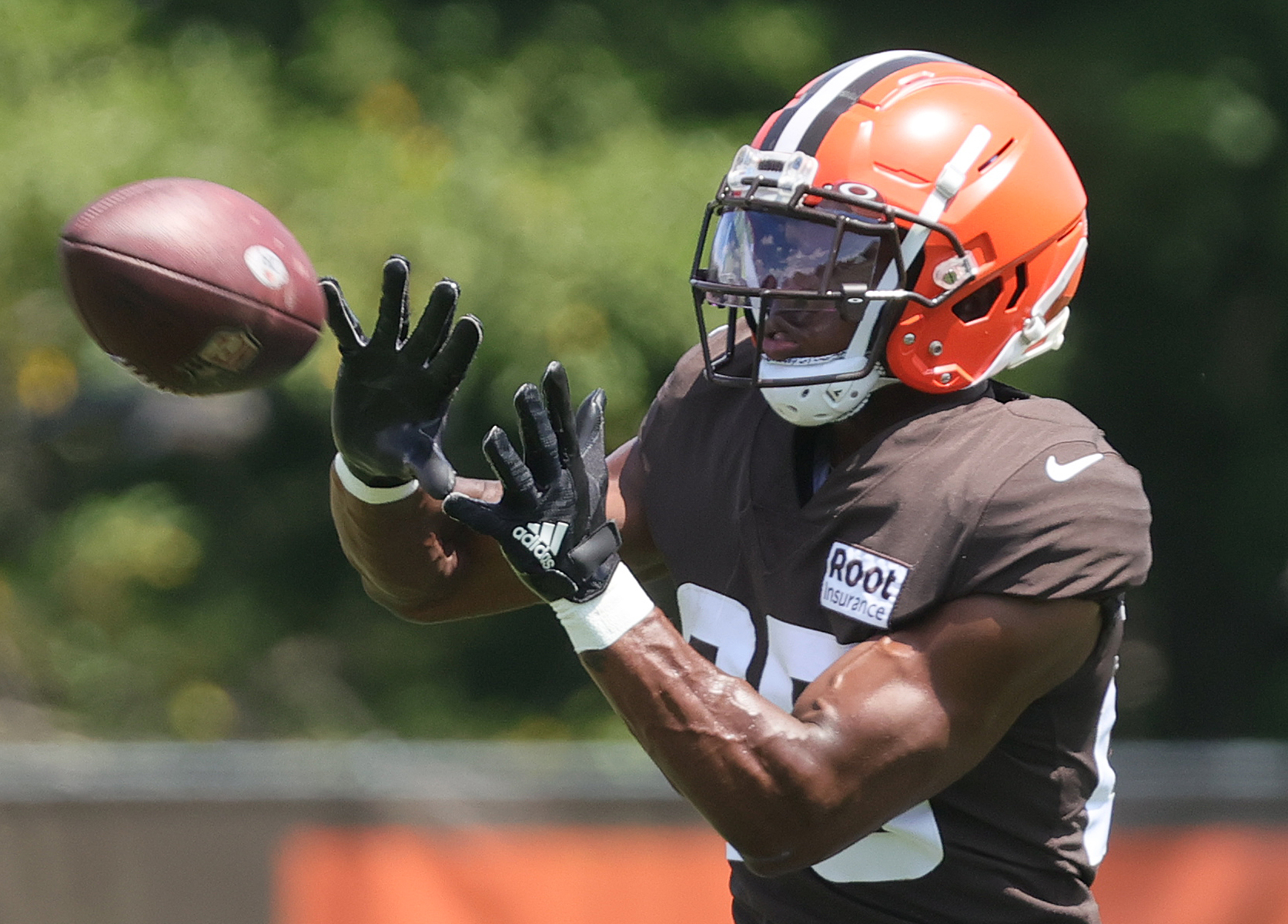 Cleveland Browns running back Jerome Ford bounces it outside for