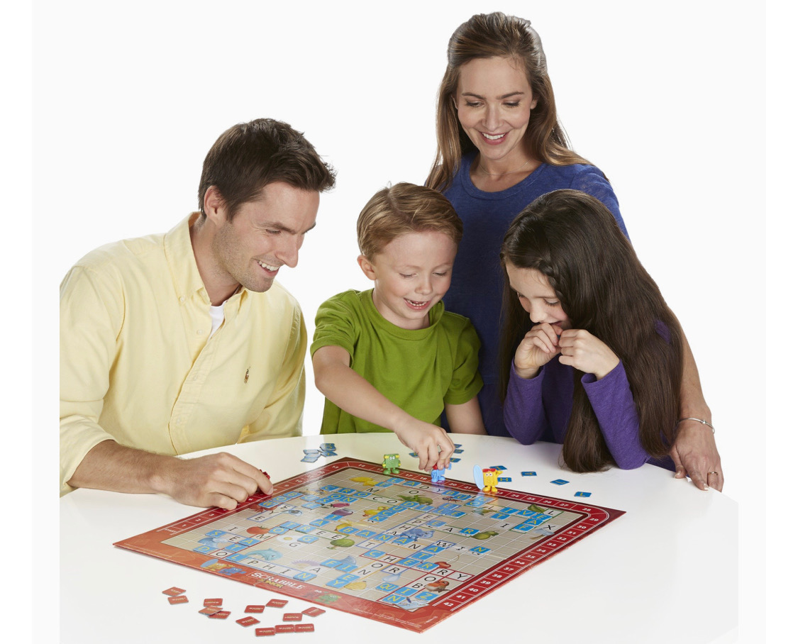 Играть в настольные игры. Игра Scrabble Junior. Scrabble Hasbro Junior. Семья играет в настольные игры. Scrabble Junior Hasbro Gaming.