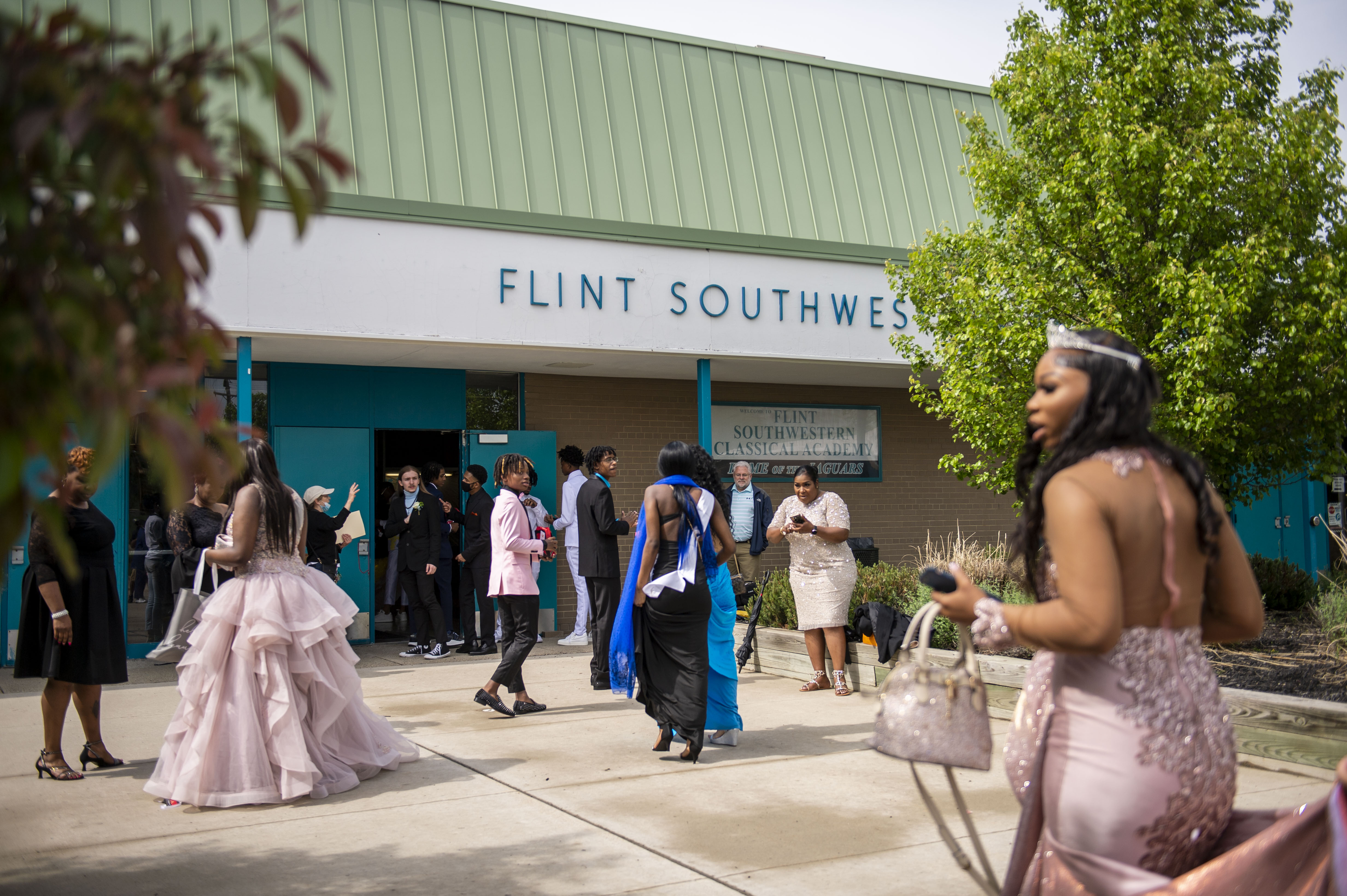 Flint Southwestern shows off their style on prom 2022 red carpet ...