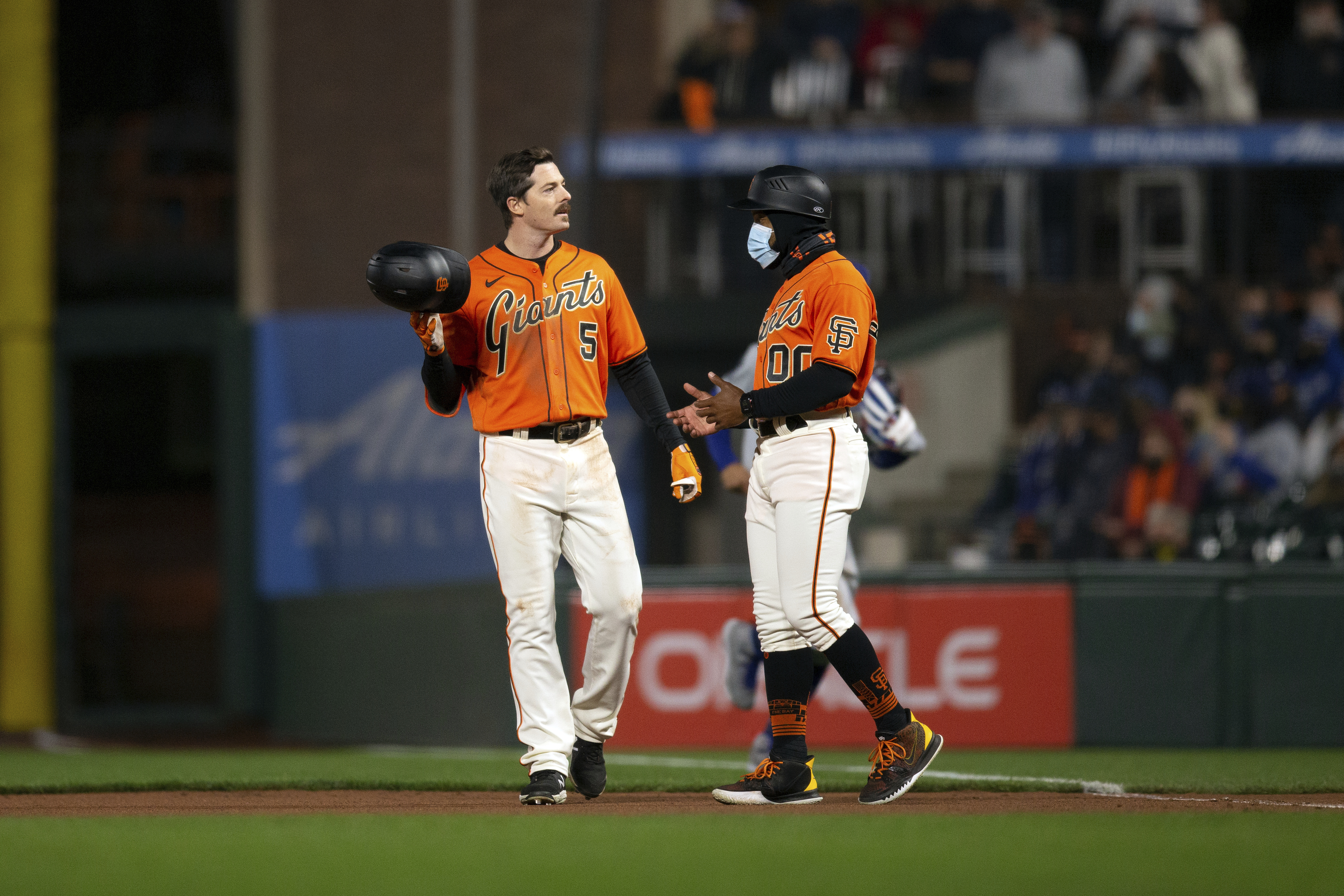 Giants' Mike Tauchman robs Dodgers' Albert Pujols of walk-off home run