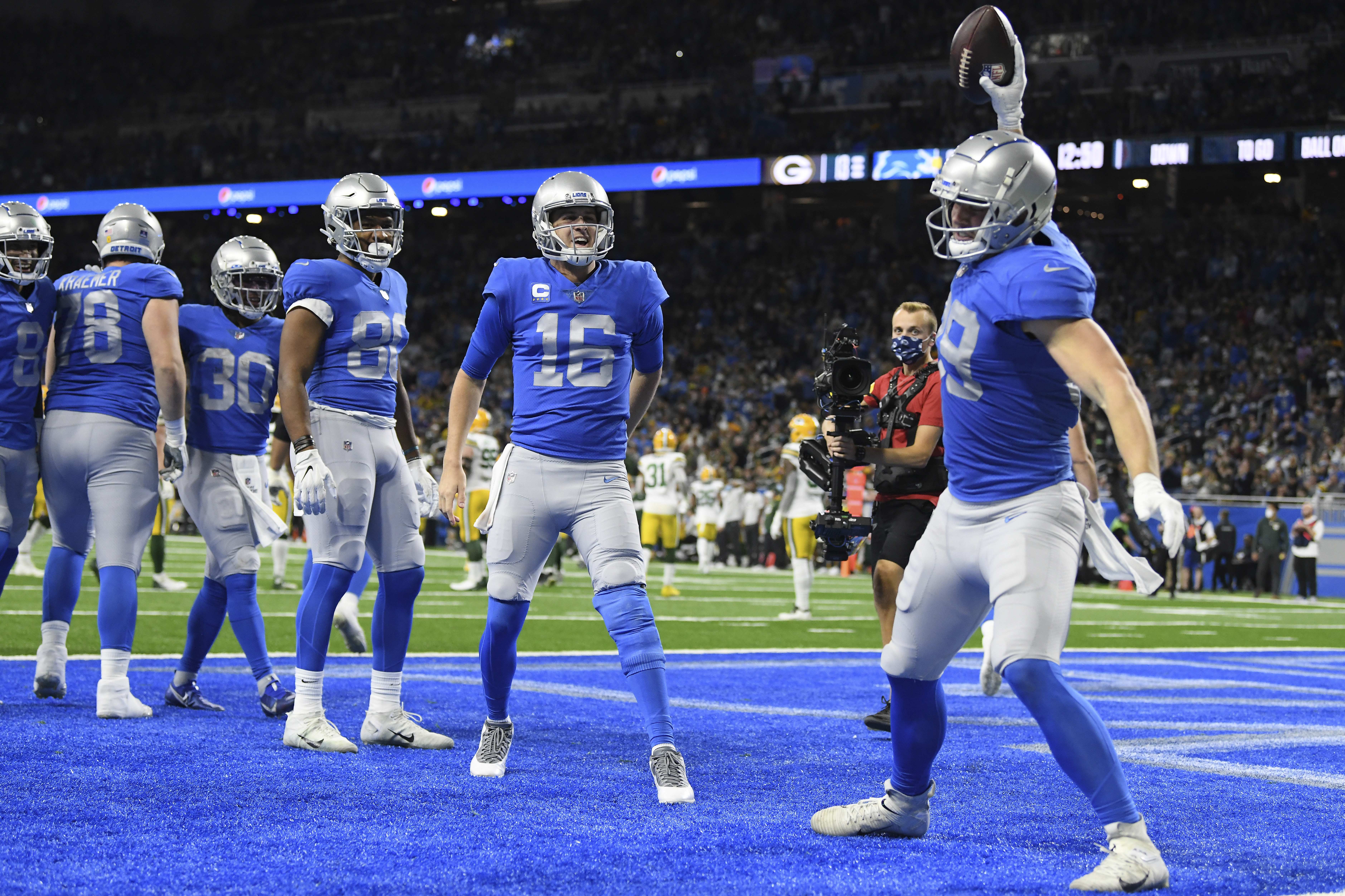 Detroit Lions close season with entertaining 37-30 win over