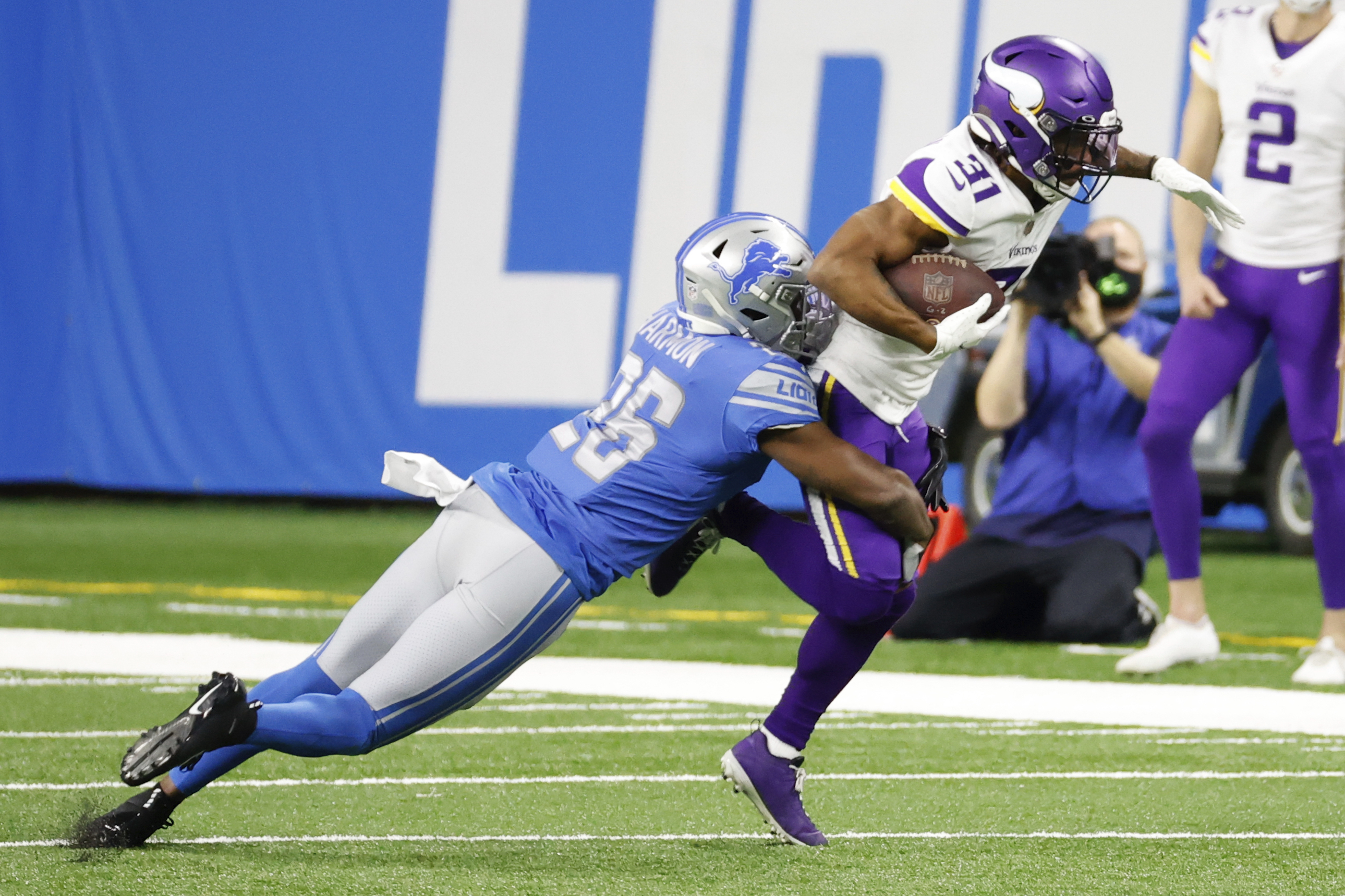 Landover, United States. 25th Oct, 2020. Dallas Cowboys linebacker Jaylon  Smith (54) is unable to stop Washington Football Team tight end Logan Thomas  (82) on a 15-yard touchdown reception during the first