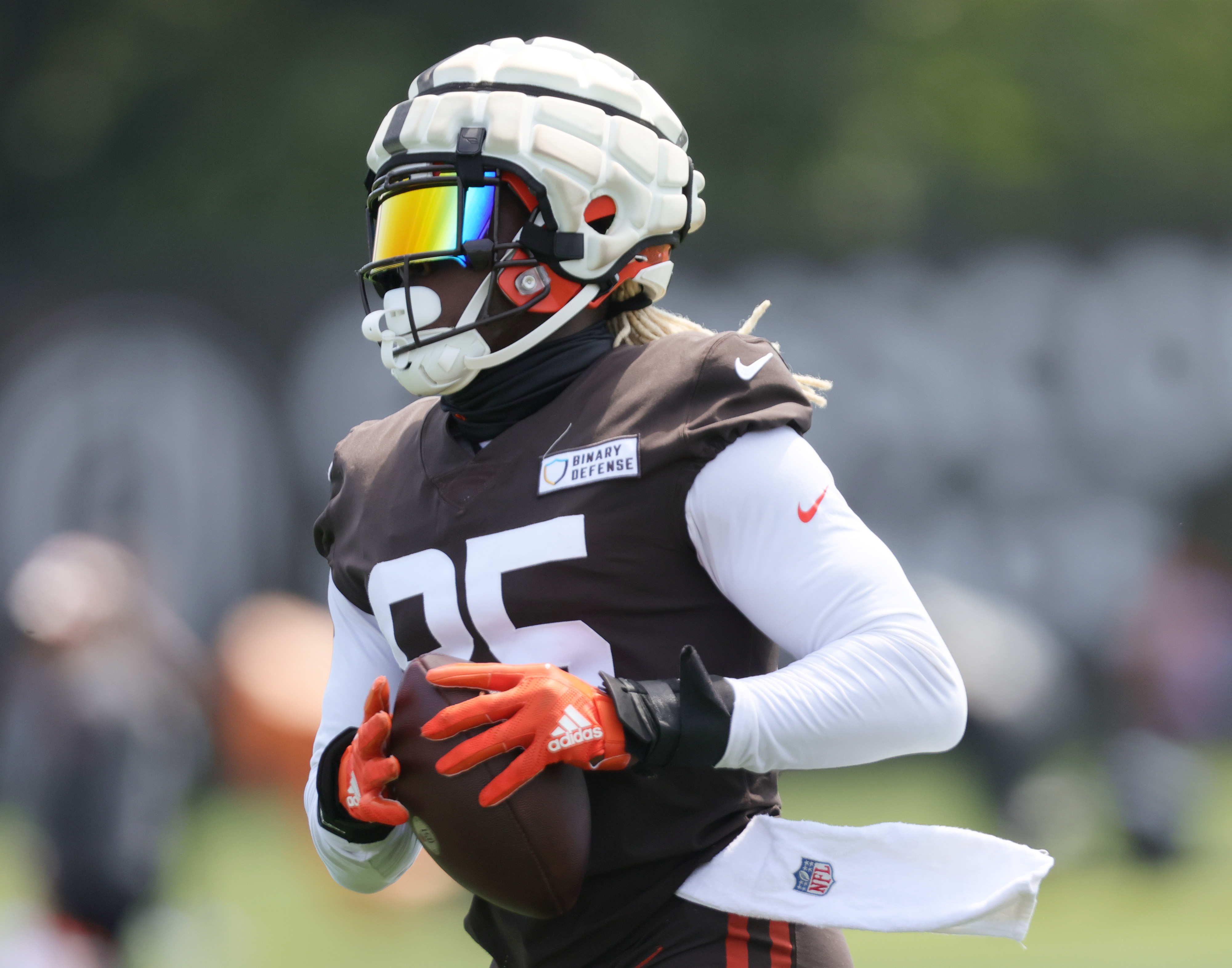 LOOK: David Njoku shows off new white helmet in style