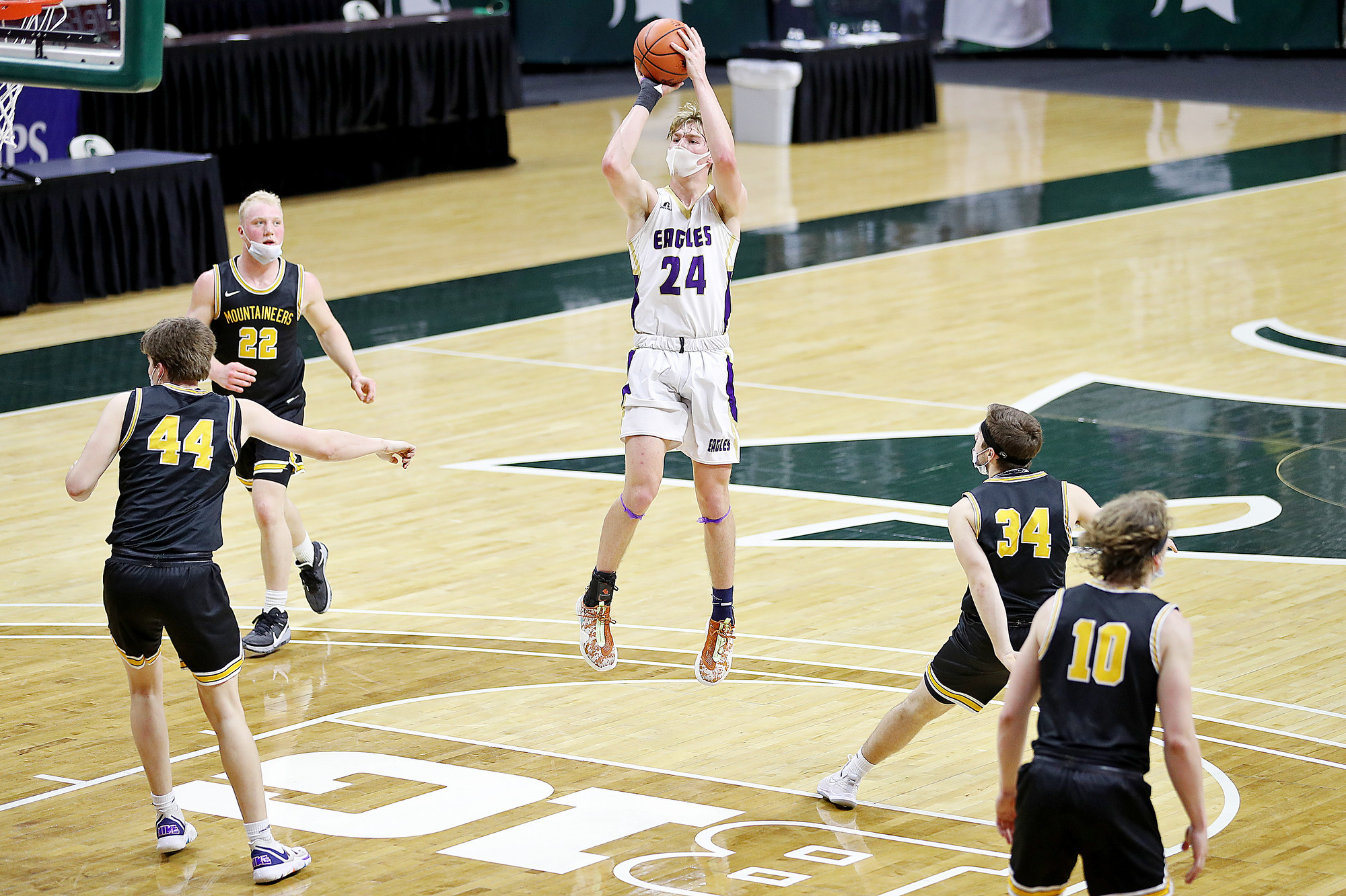 MHSAA Division 3 boys basketball semifinal Schoolcraft vs. Iron