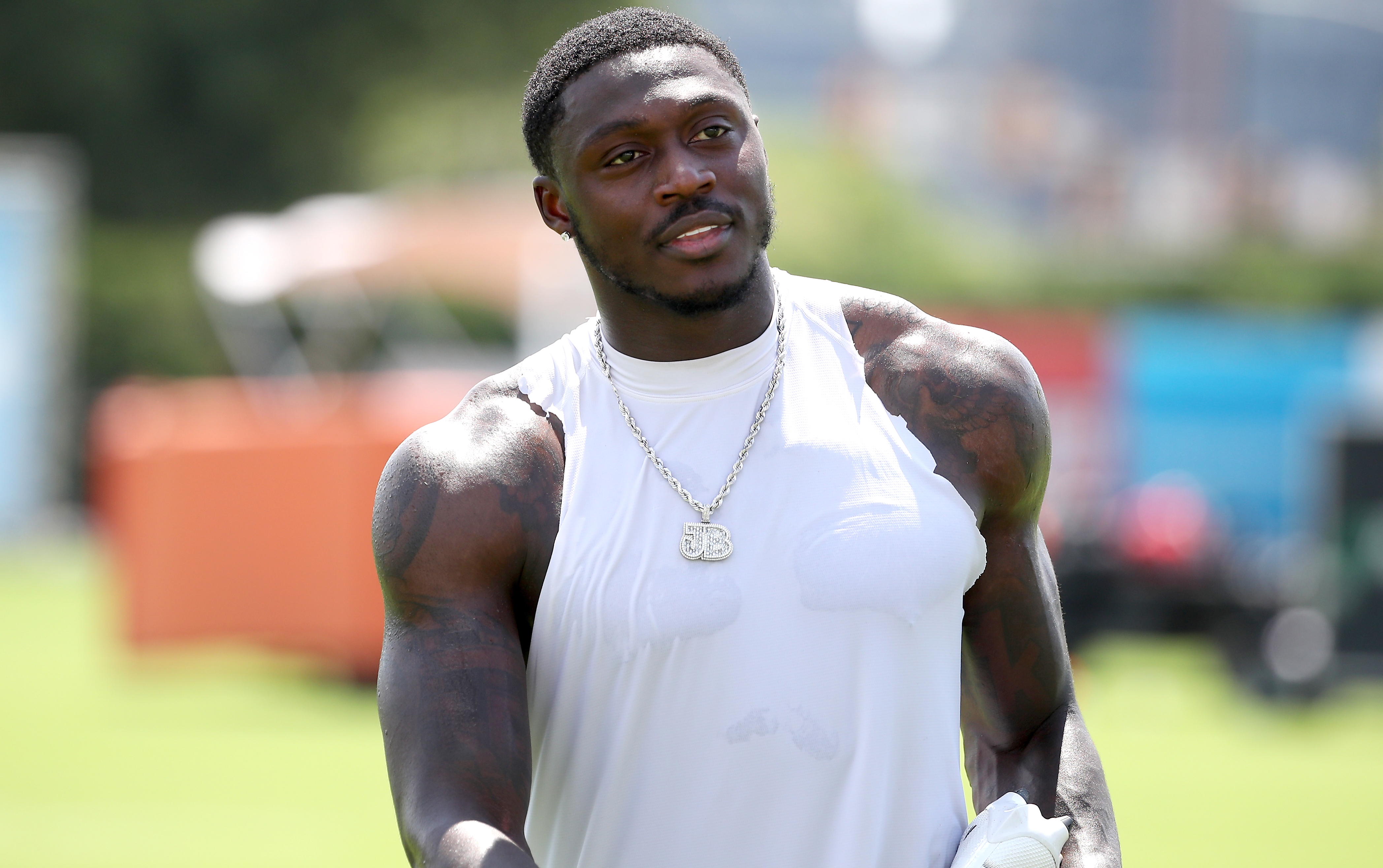 AJ Brown shows respect to Julio Jones with great gesture