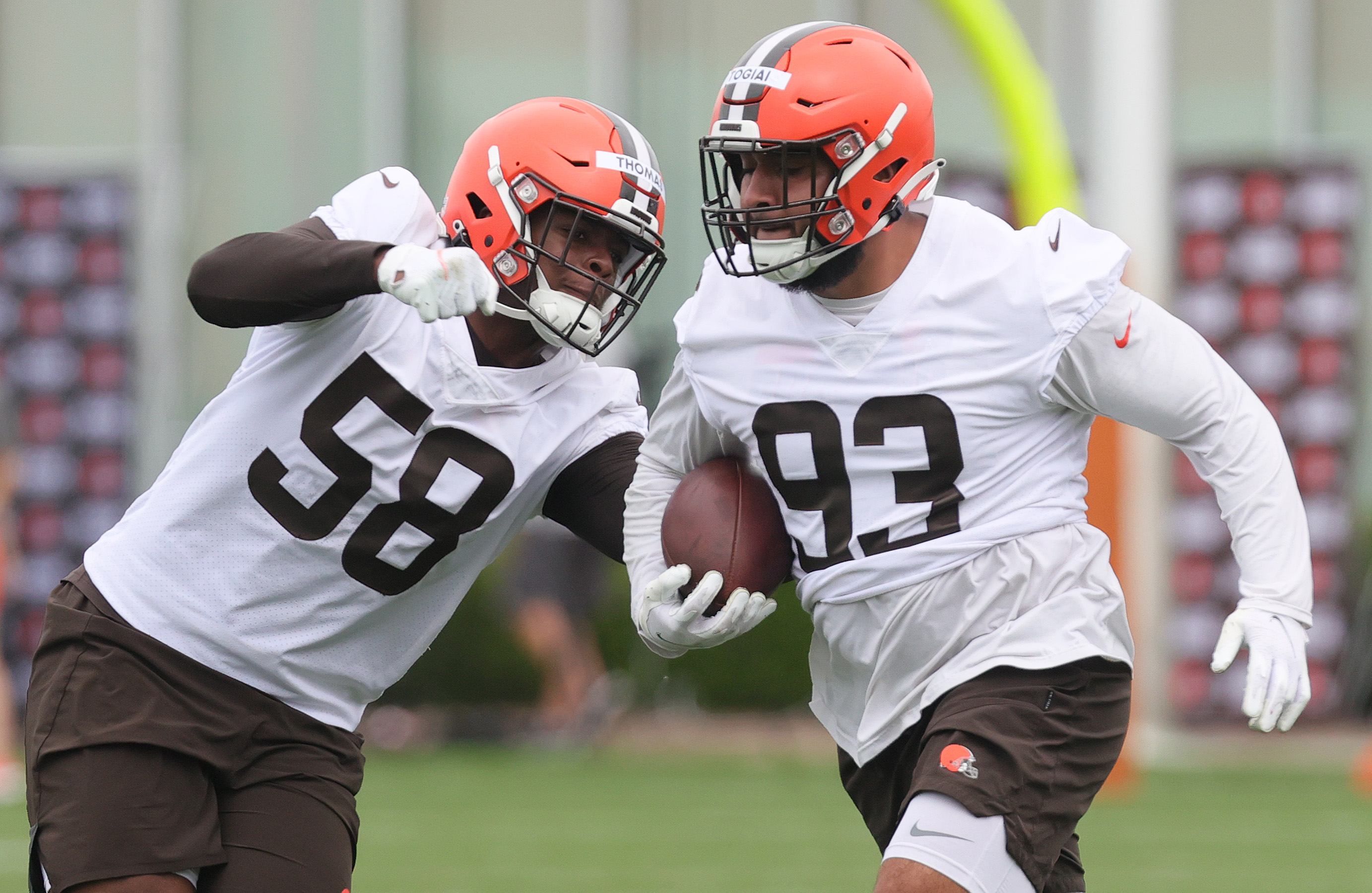 Cleveland Browns defensive end Isaiah Thomas (58) runs off of the