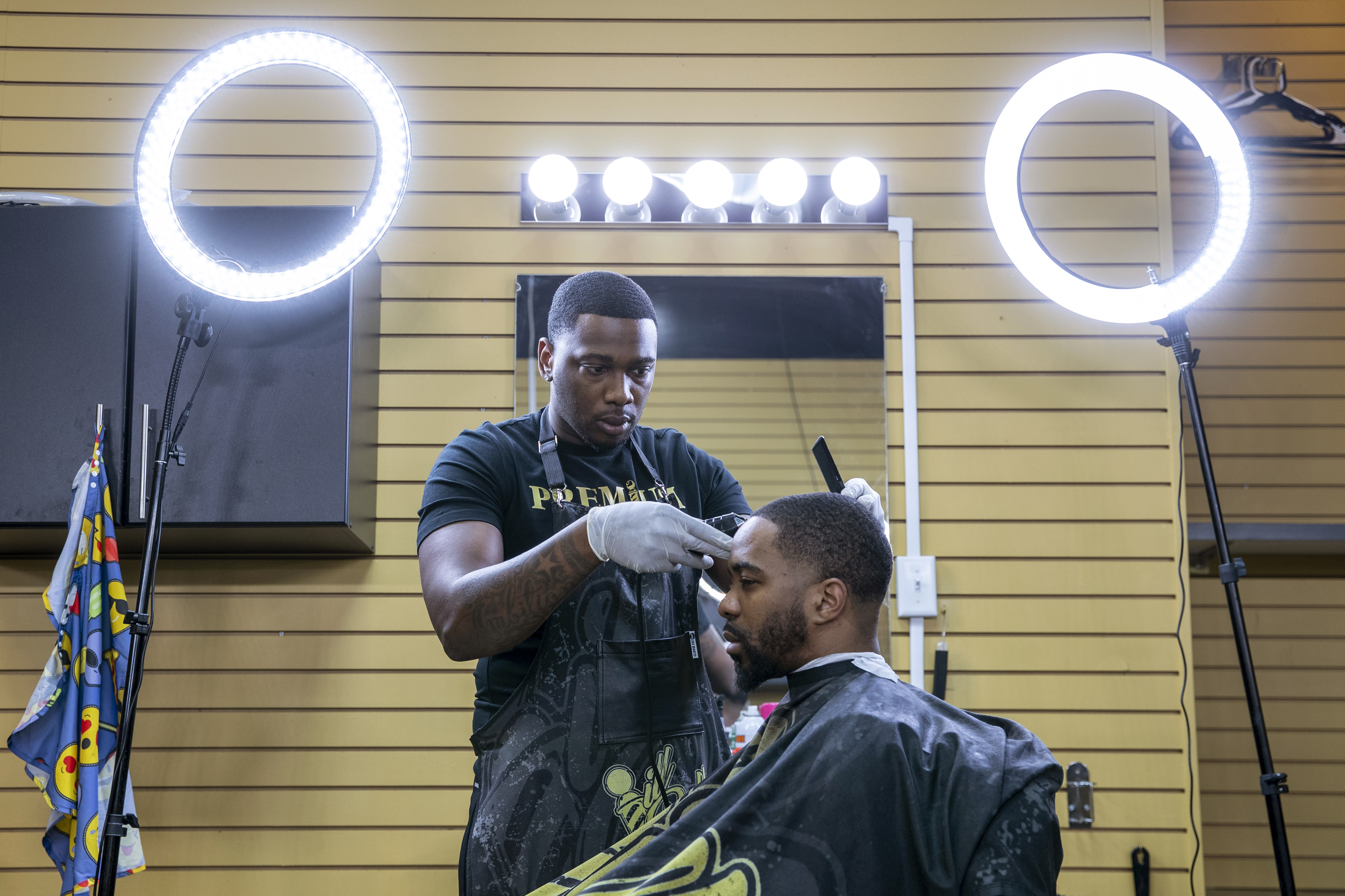 Artistic barber helps Broncos fans show their support in their haircuts