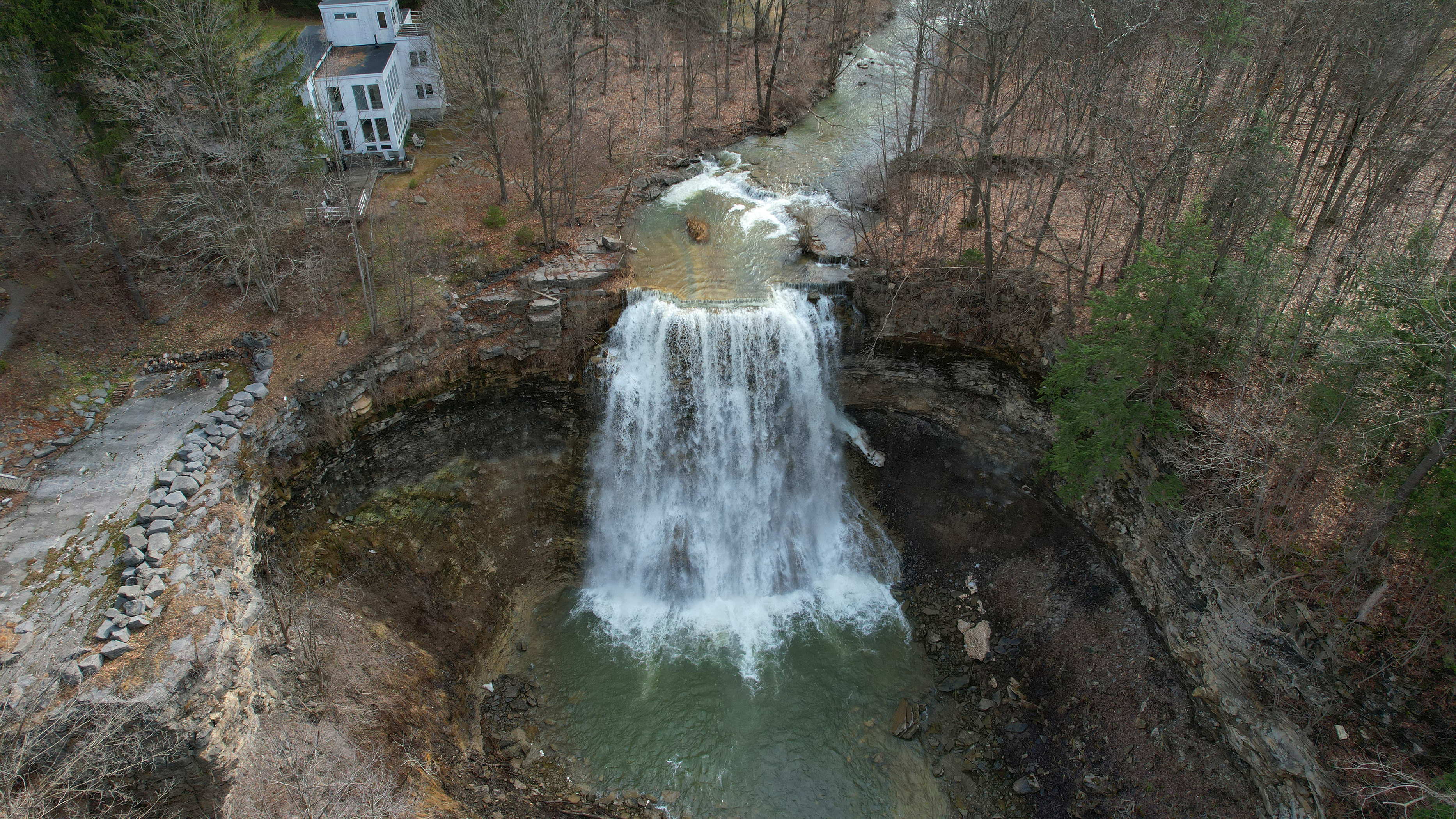 MEINL / Fiberglass Waterfall / WA7BK 最終 Manlius property has a 75-foot waterfall in its backyard