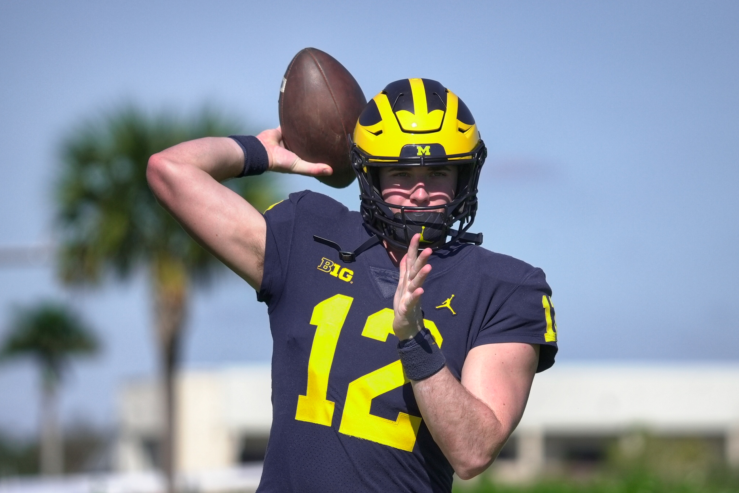 Georgia stymies Michigan pass-rushers Aidan Hutchinson, David Ojabo