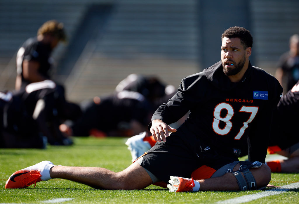 CJ Uzomah rips knee brace off at Bengals' Super Bowl Fan Rally