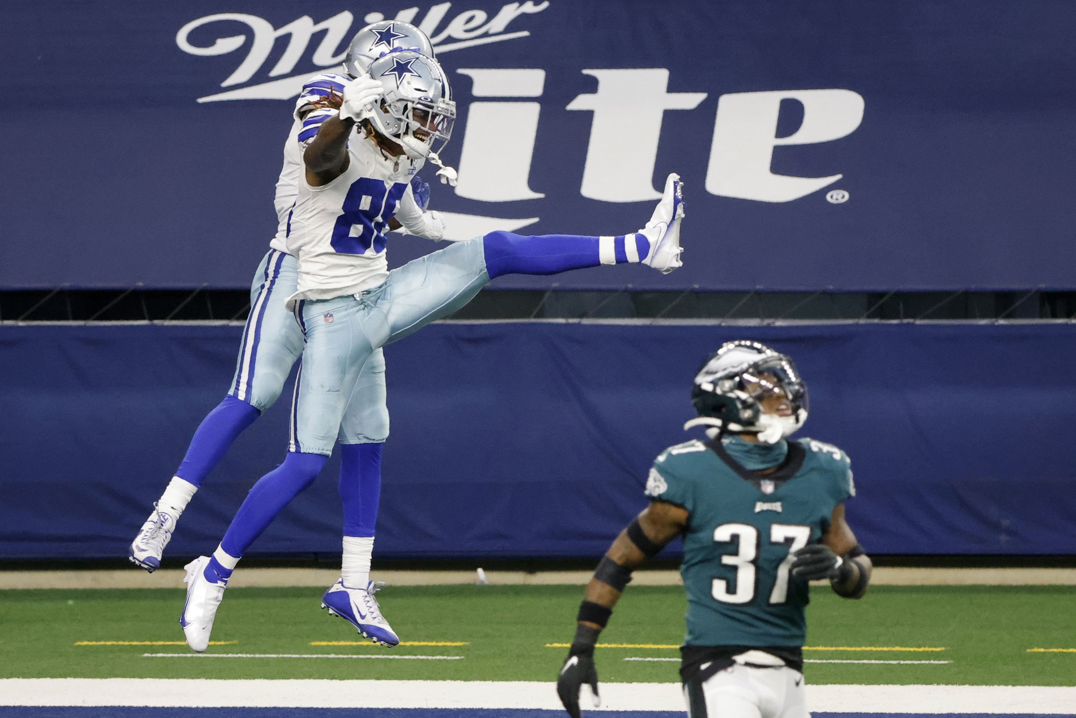 Cowboys face sit-or-play decisions at Eagles before playoffs