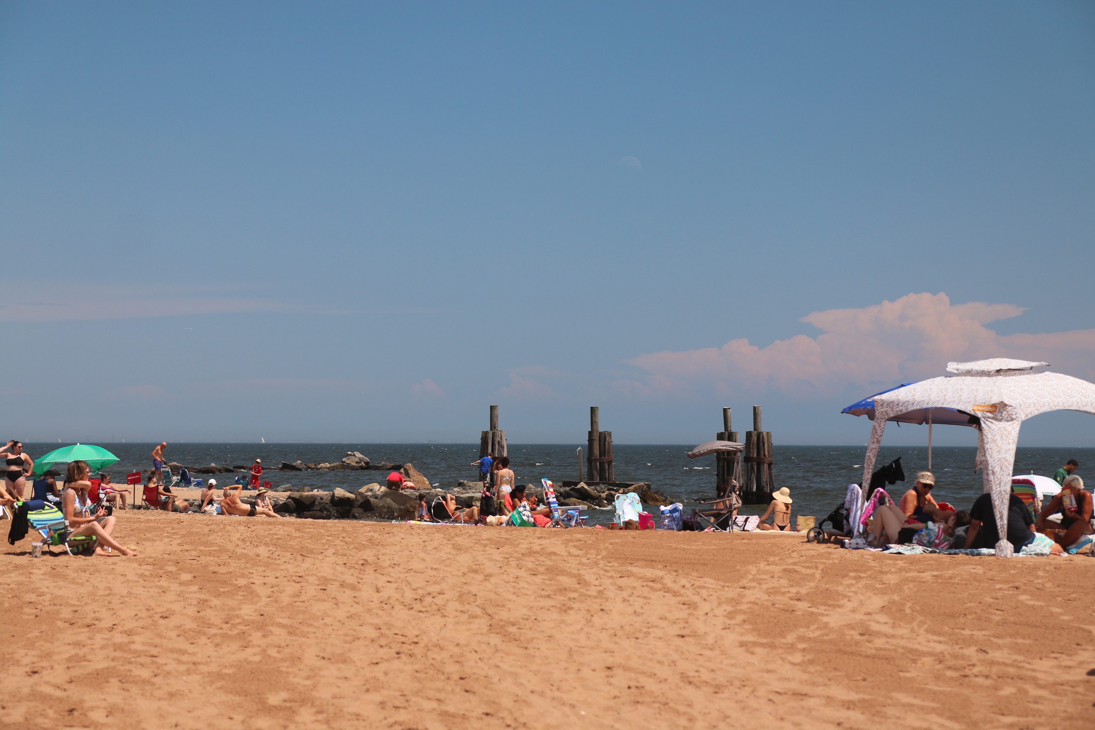 Social distancing and masks at Staten Island's beaches - silive.com