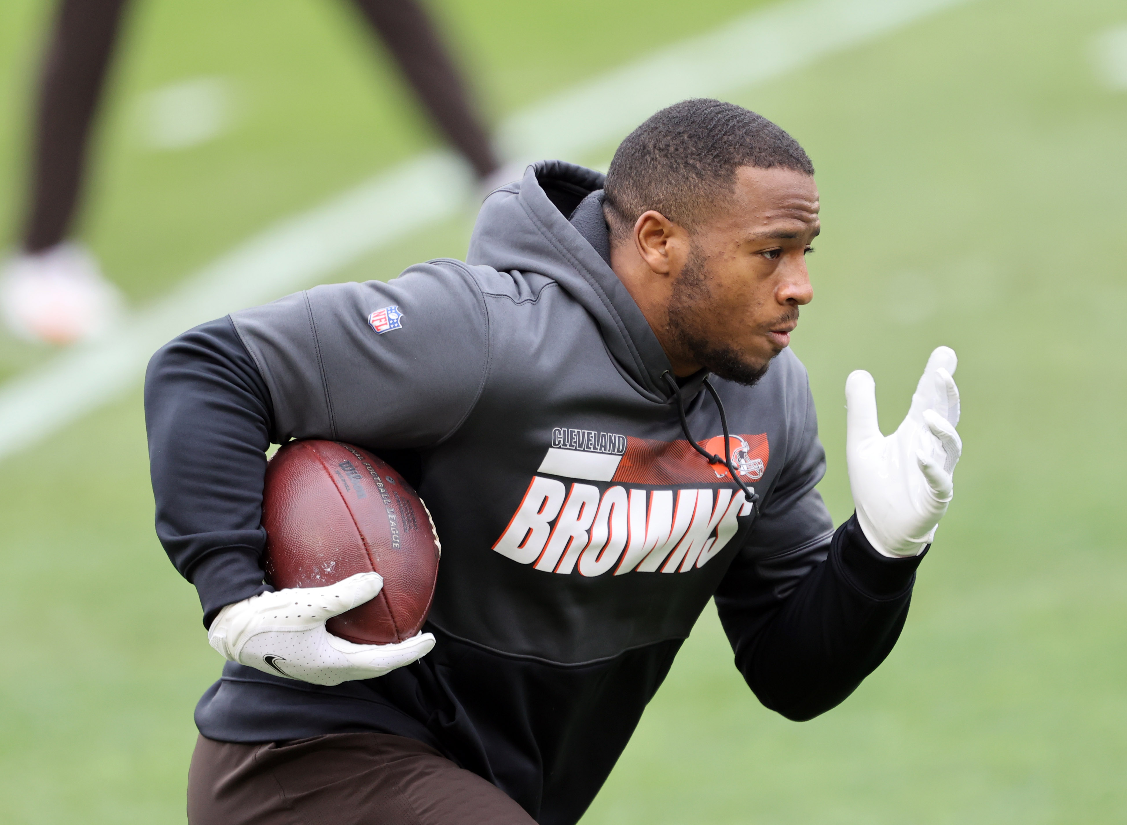 WATCH: Nick Chubb surpasses 1,000 yards this season