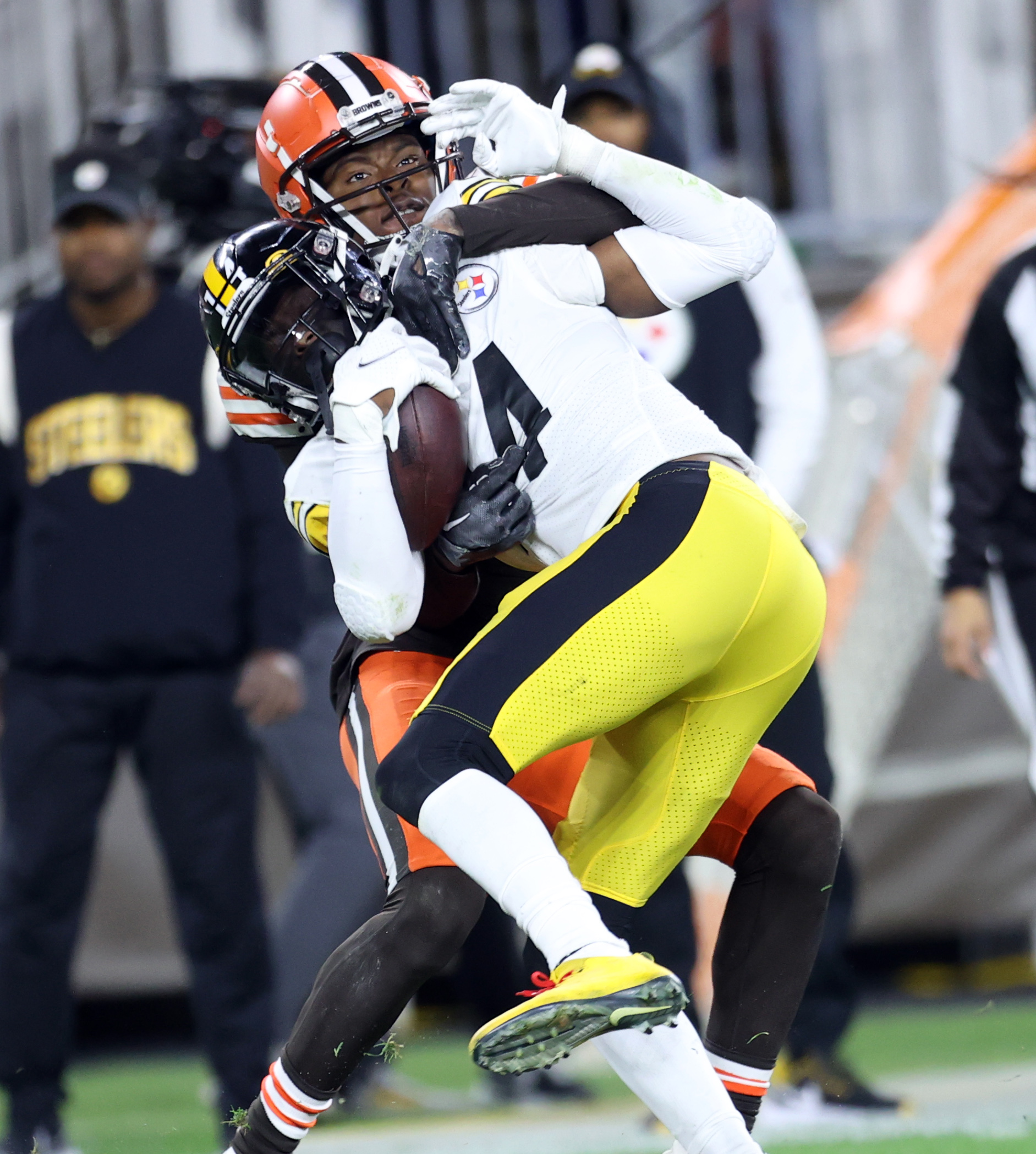 Donovan Mitchell Smashed A Guitar Before Browns-Steelers