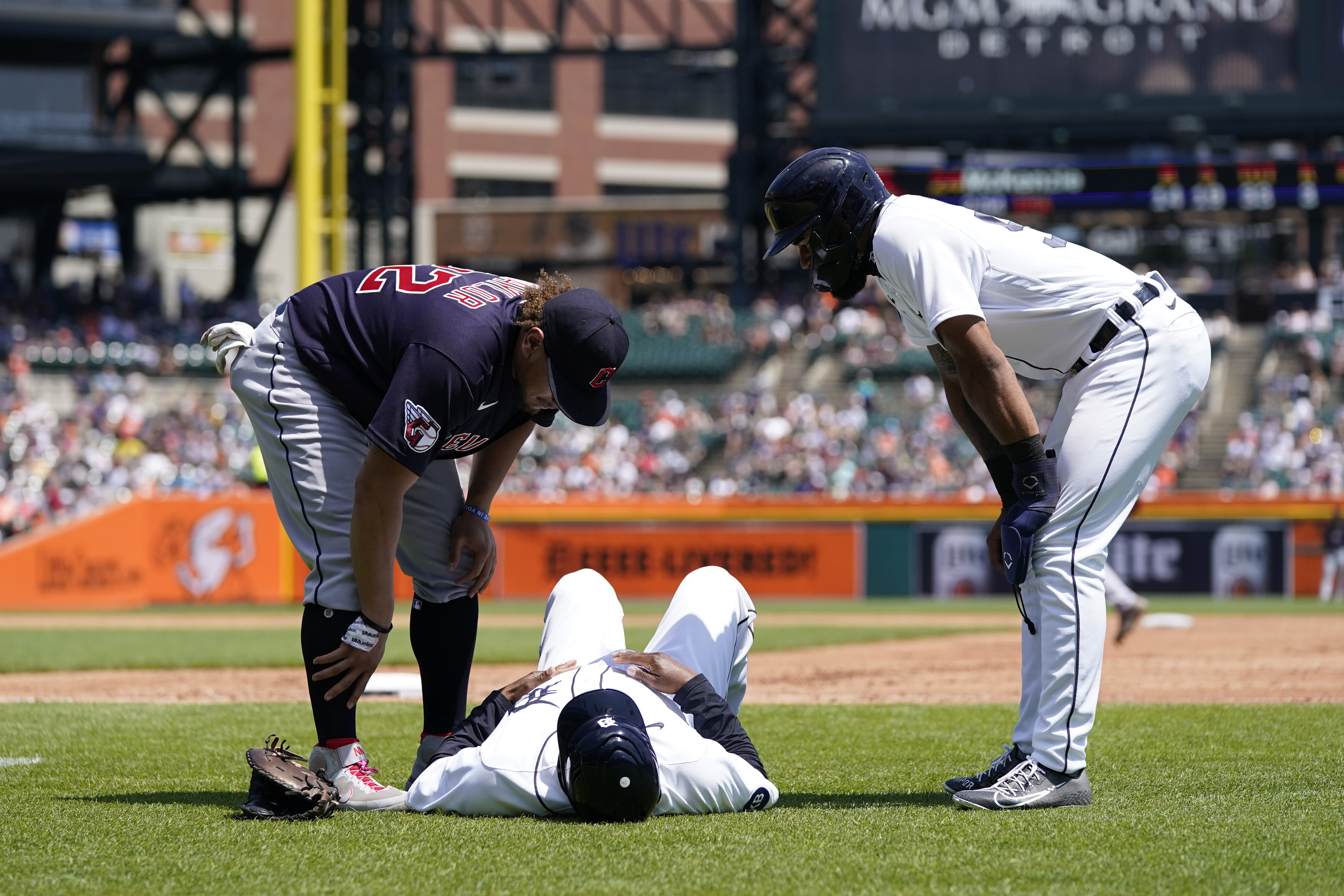 Tigers coach sidelined 4-6 weeks after getting hit by line drive 