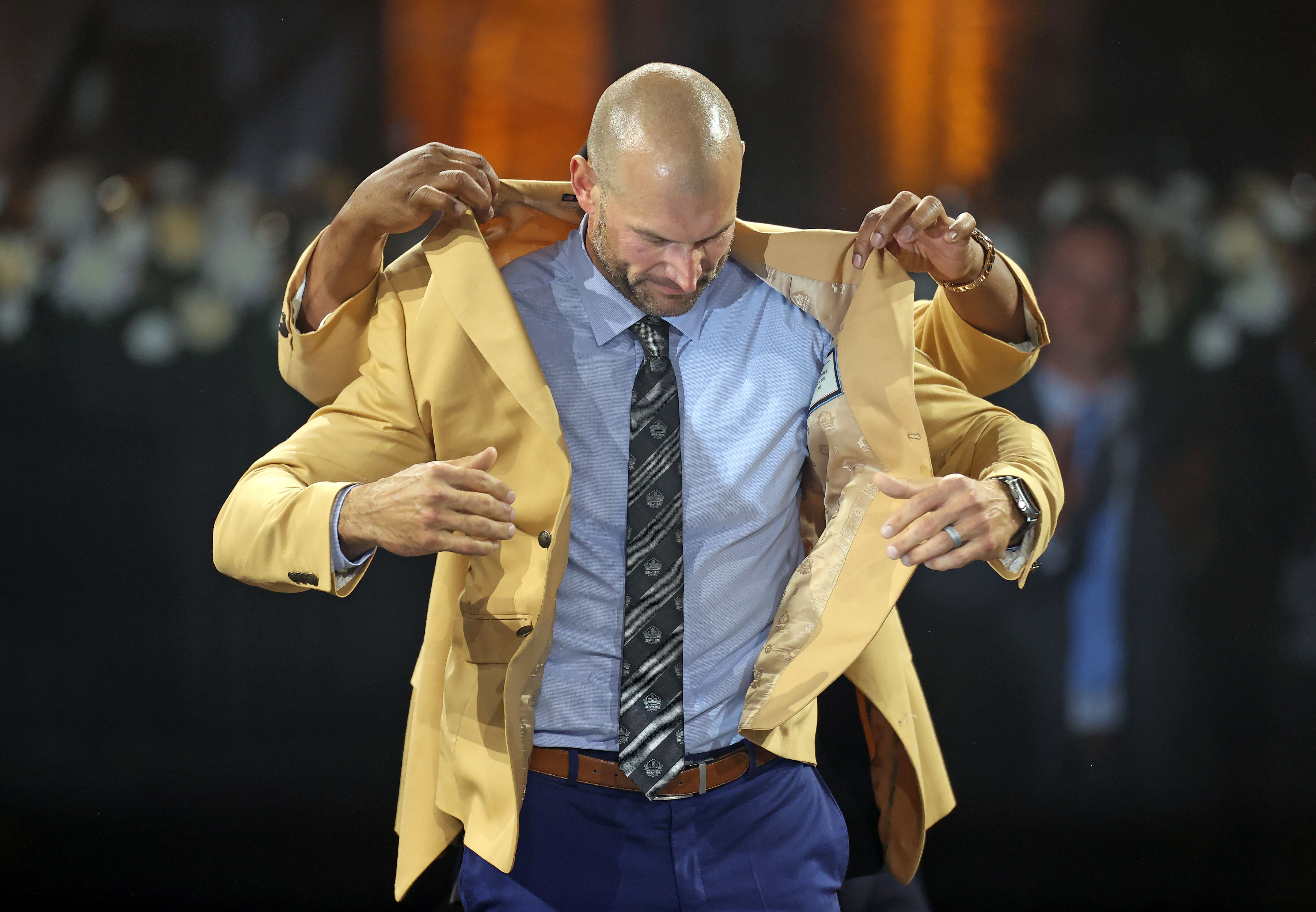 Browns' Joe Thomas receives Pro Football Hall of Fame gold jacket