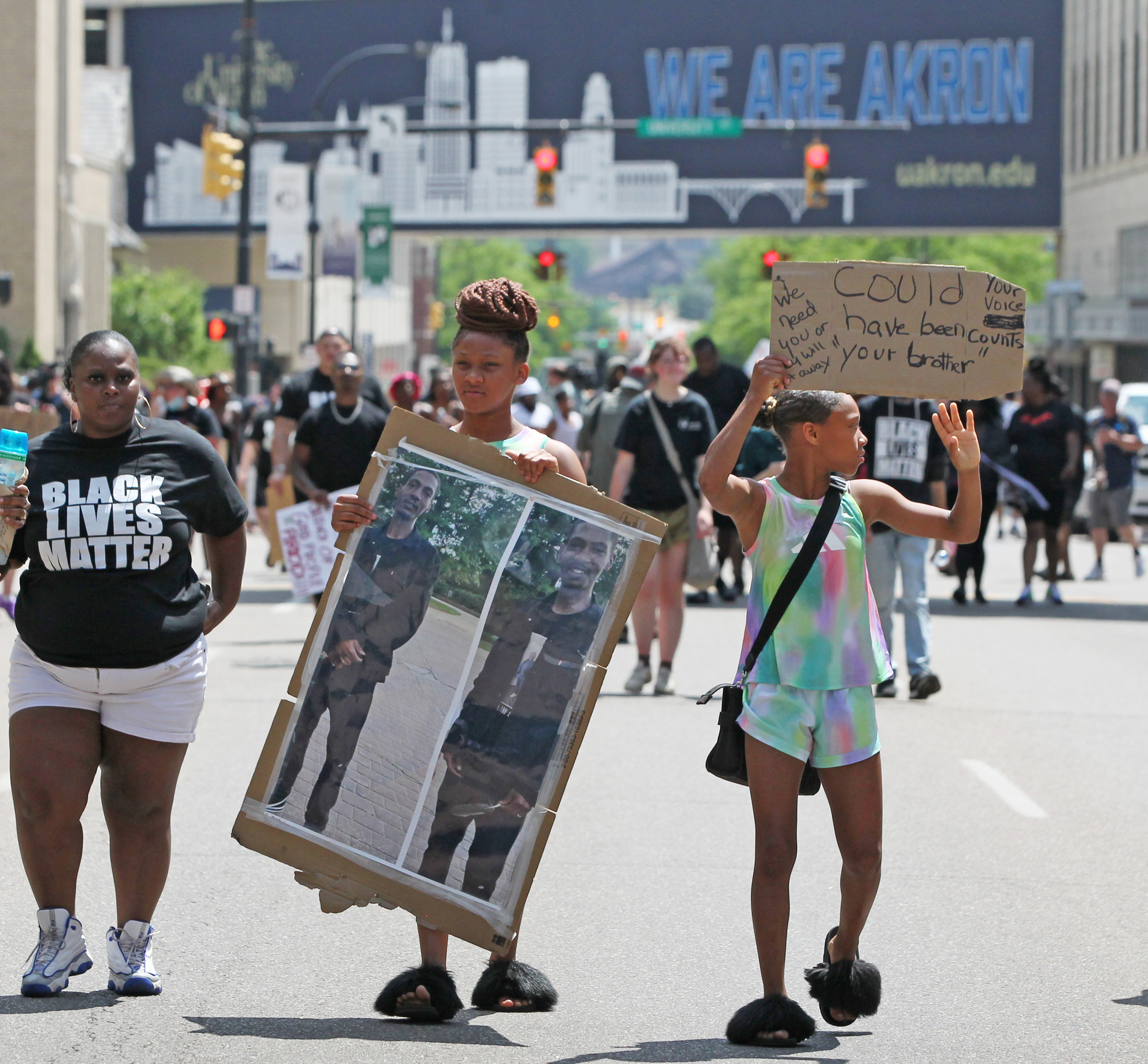 Akron Police Department releases video bodycam video of the Jayland ...