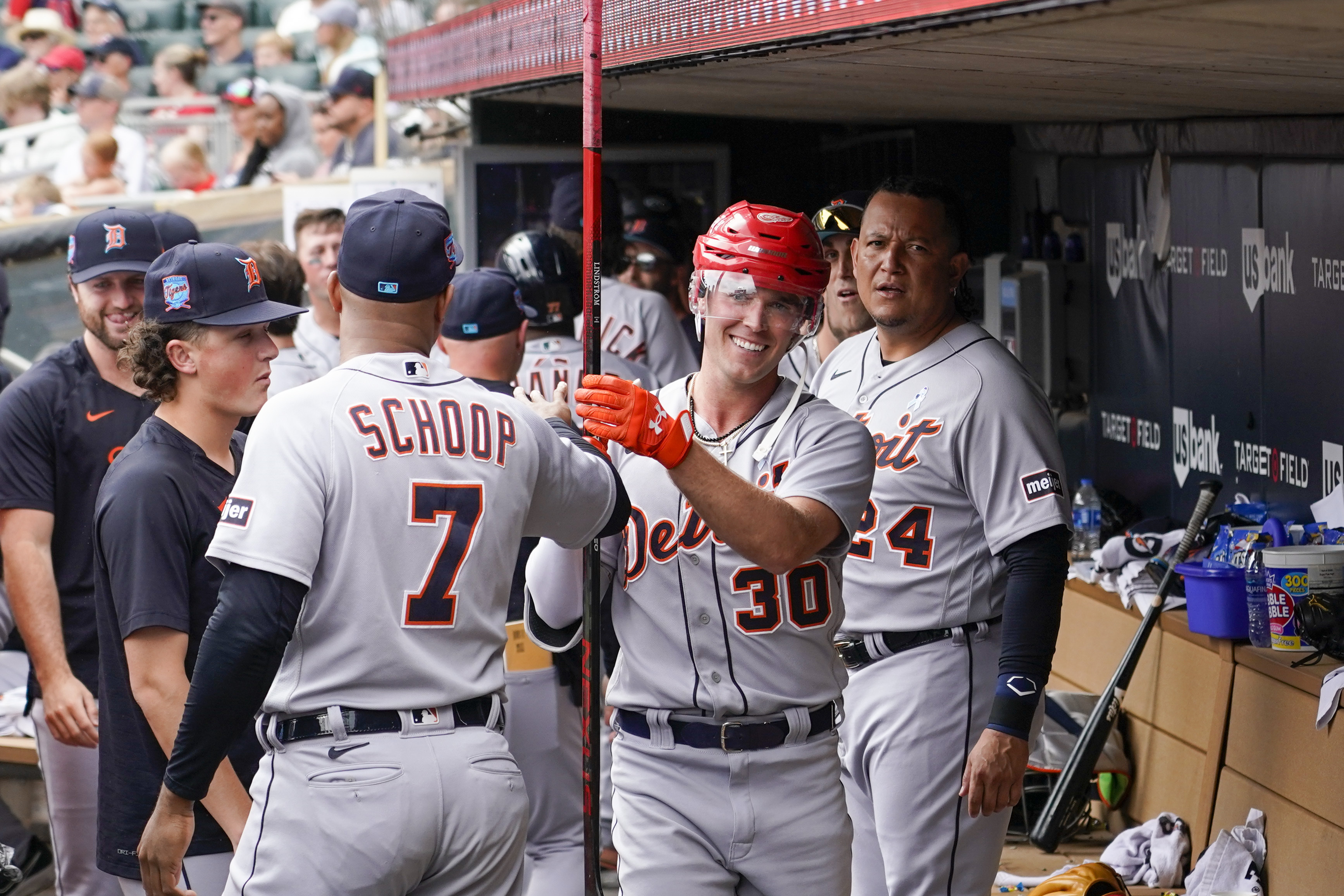 Tigers throw it away: Wild toss in 9th gives Twins crazy win