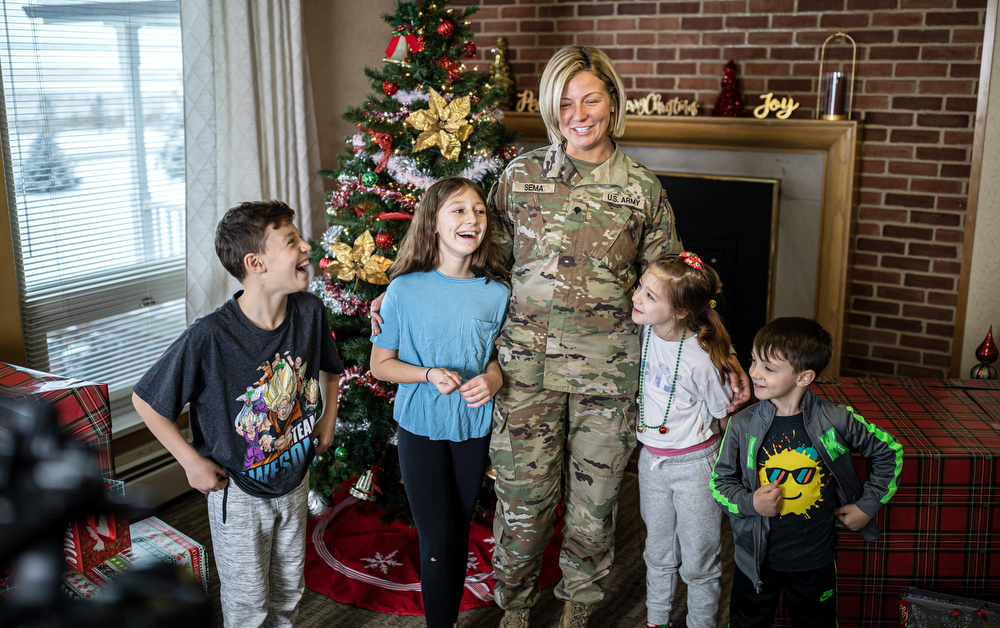 Army mom returns early from deployment surprising kids at school ...