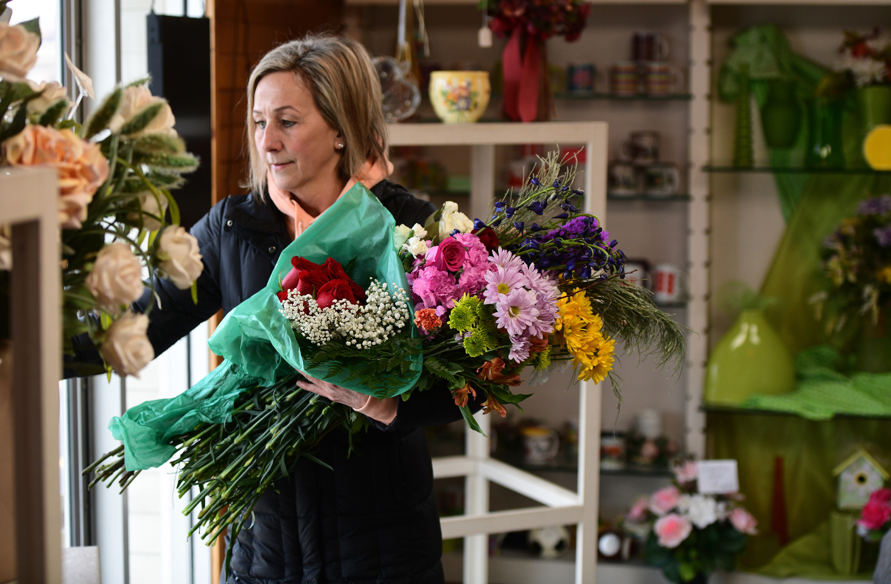 Jackson florist donates flowers to care home