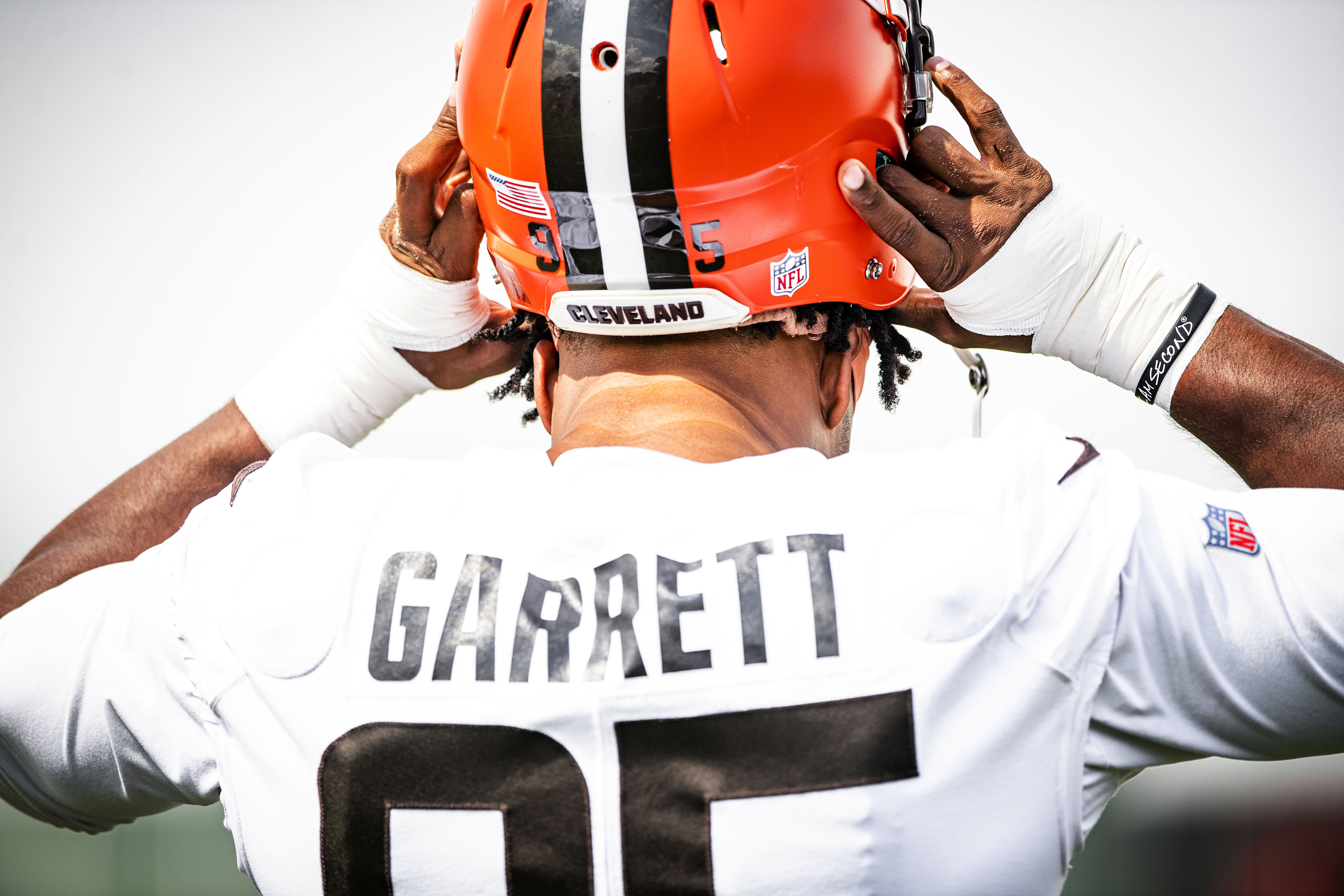 Cleveland Browns defensive end Myles Garrett warms up before the game  News Photo - Getty Images