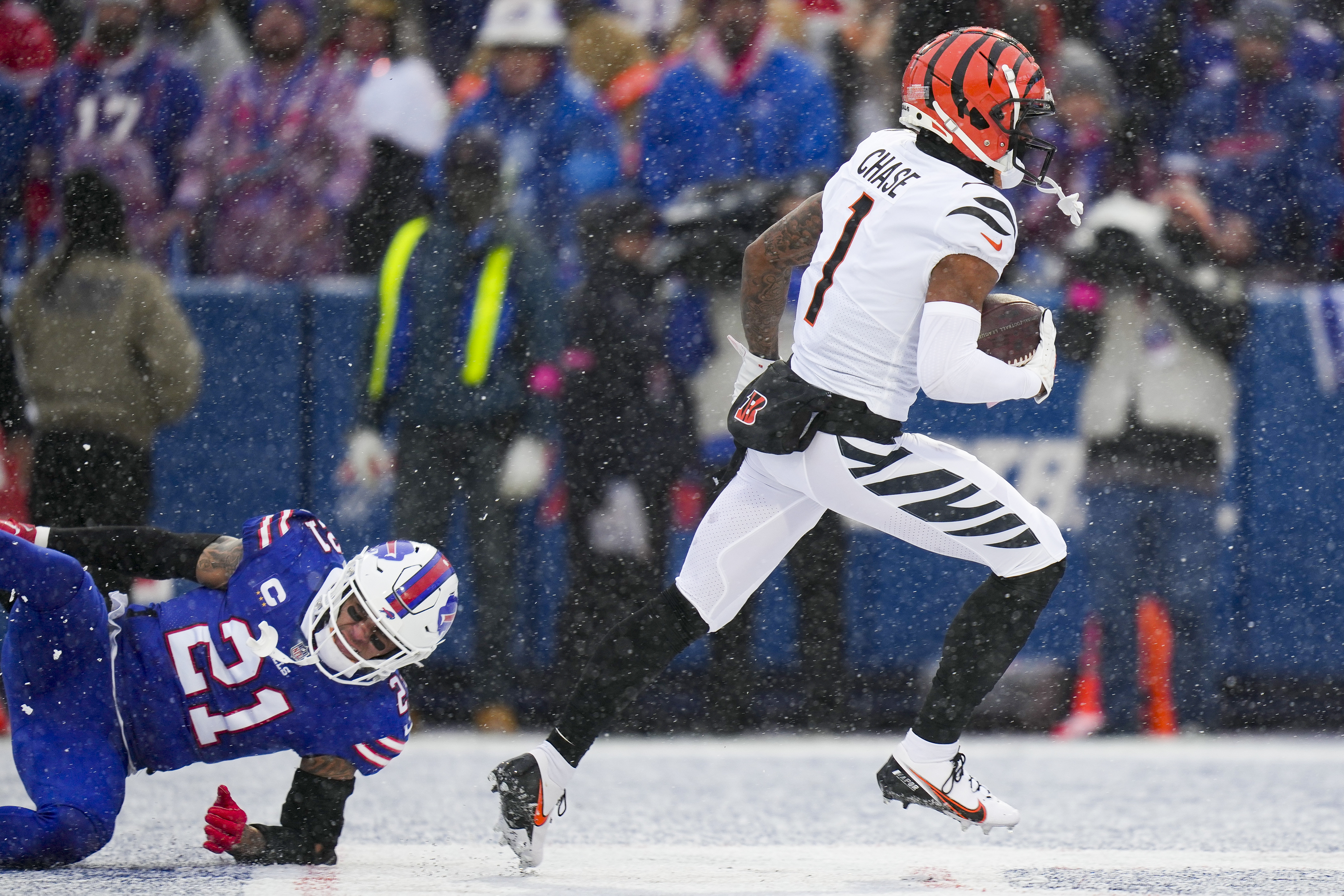 Buffalo Bills linebacker A.J. Klein (52) warms up before an NFL divisional  round playoff football game Sunday, Jan. 22, 2023, in Orchard Park, NY. (AP  Photo/Matt Durisko Stock Photo - Alamy