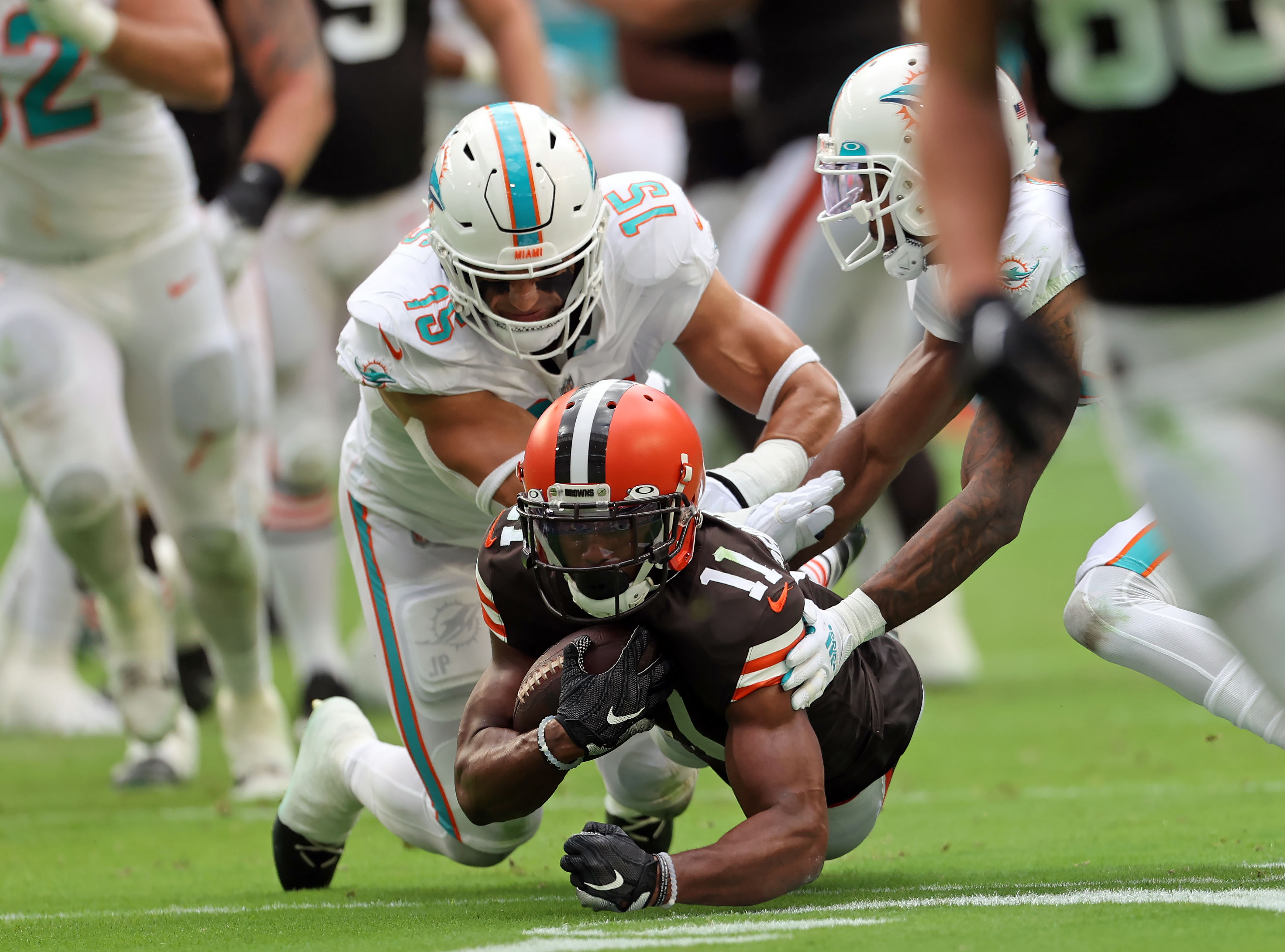 Sunday's NFL: Browns dodge distractions, dismantle Dolphins