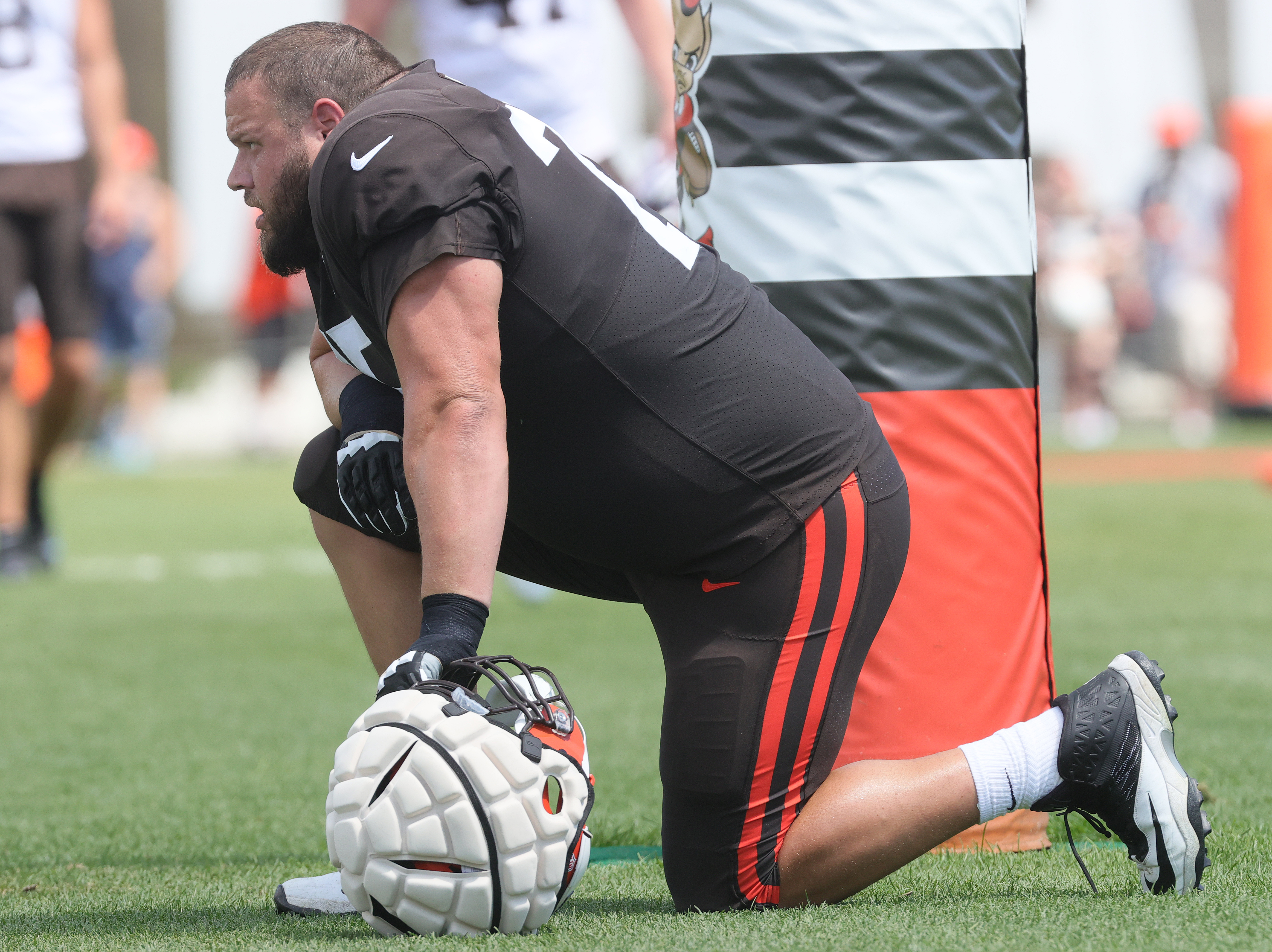 Browns' All-Pro Joel Bitonio unconcerned about Deshaun Watson boos:  'Cleveland against the world'