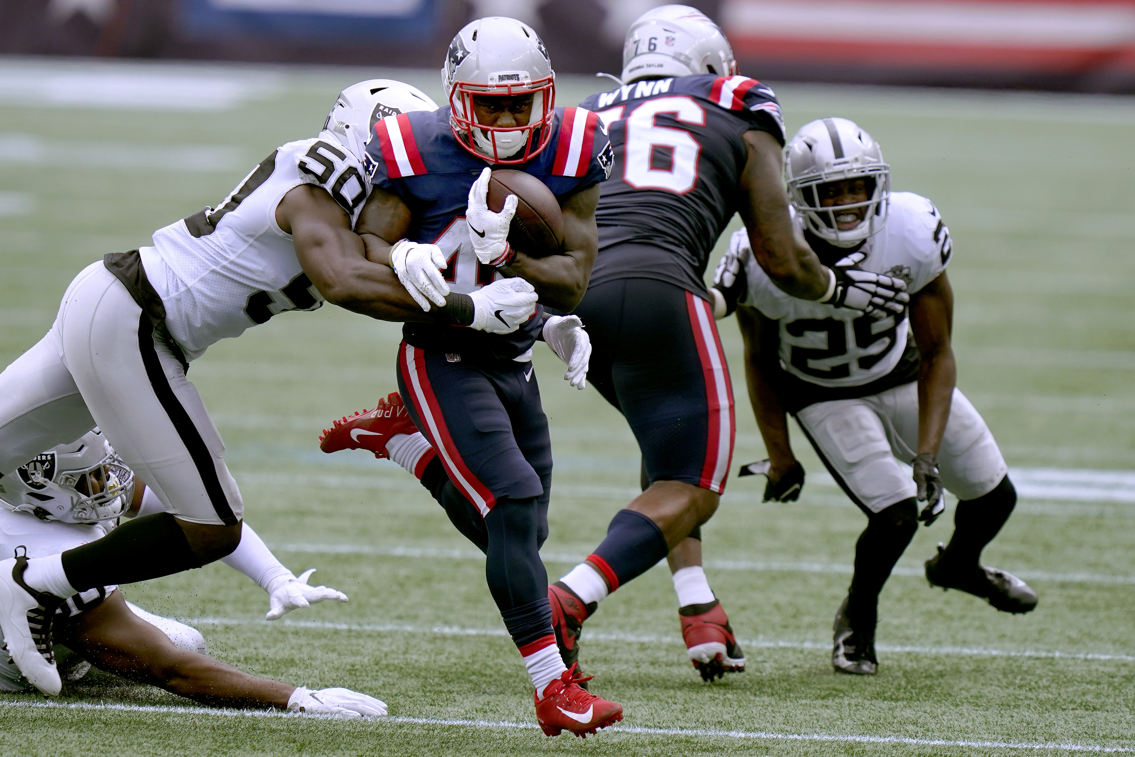 Patriots RBs coach shares lofty comparison for J.J. Taylor