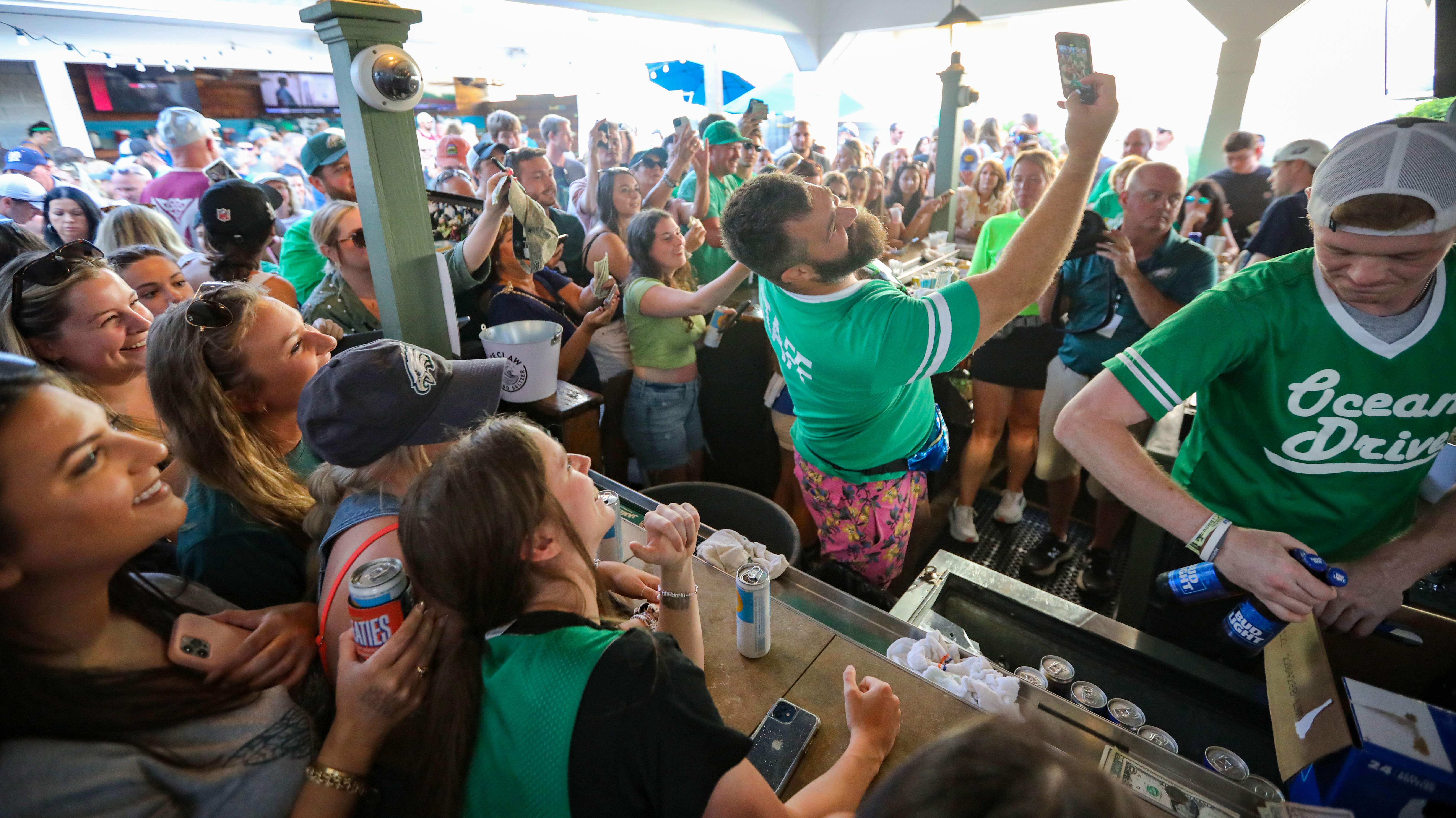 Watch Eagles' Jason Kelce chug beers and tend bar at Jersey Shore fundraiser