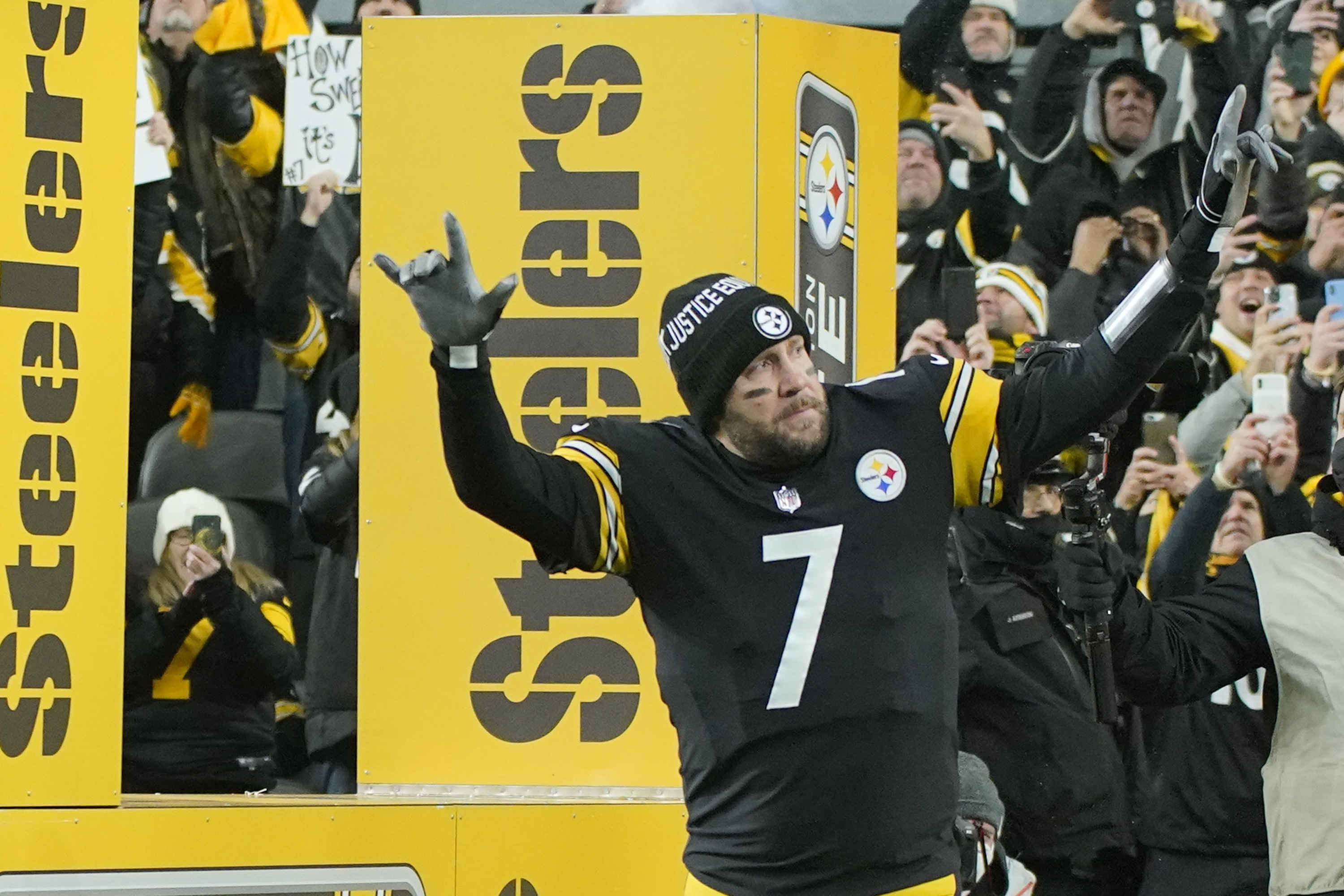 Ben Roethlisberger, Steelers top Browns to remain in playoff mix