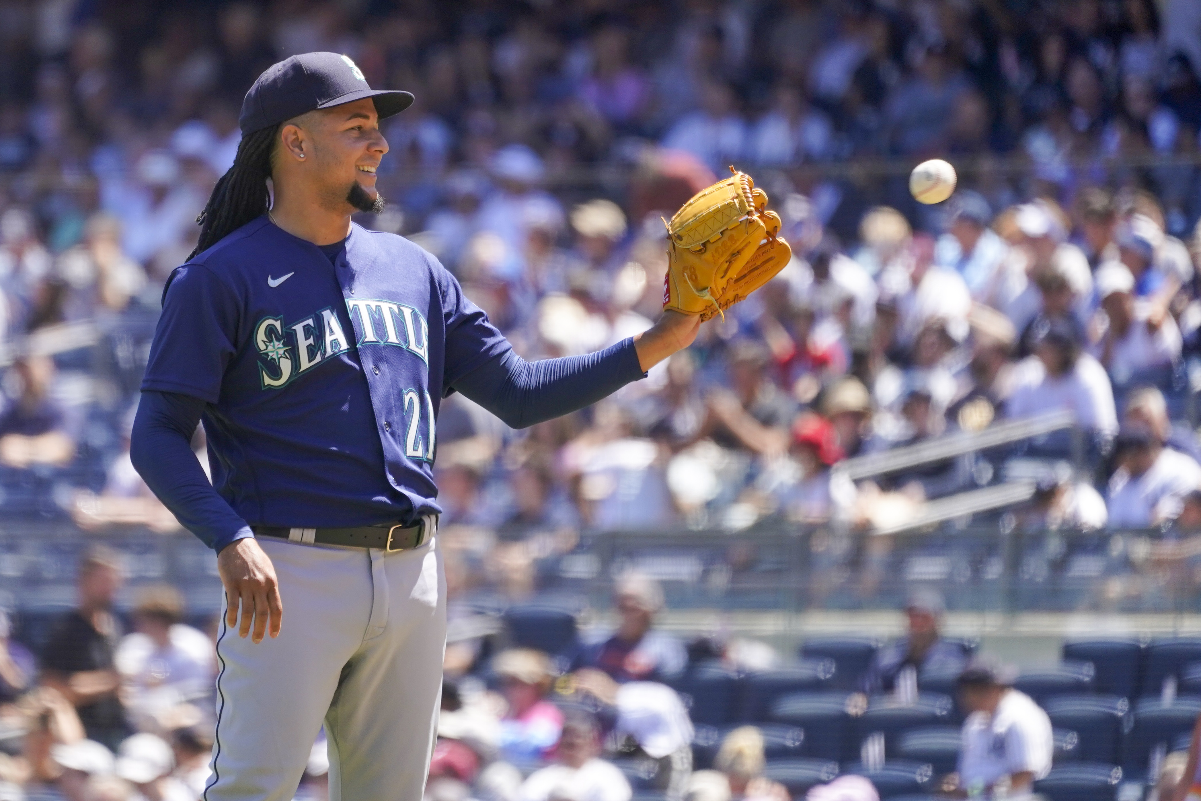 Luis Castillo to make Mariners debut against Yankees