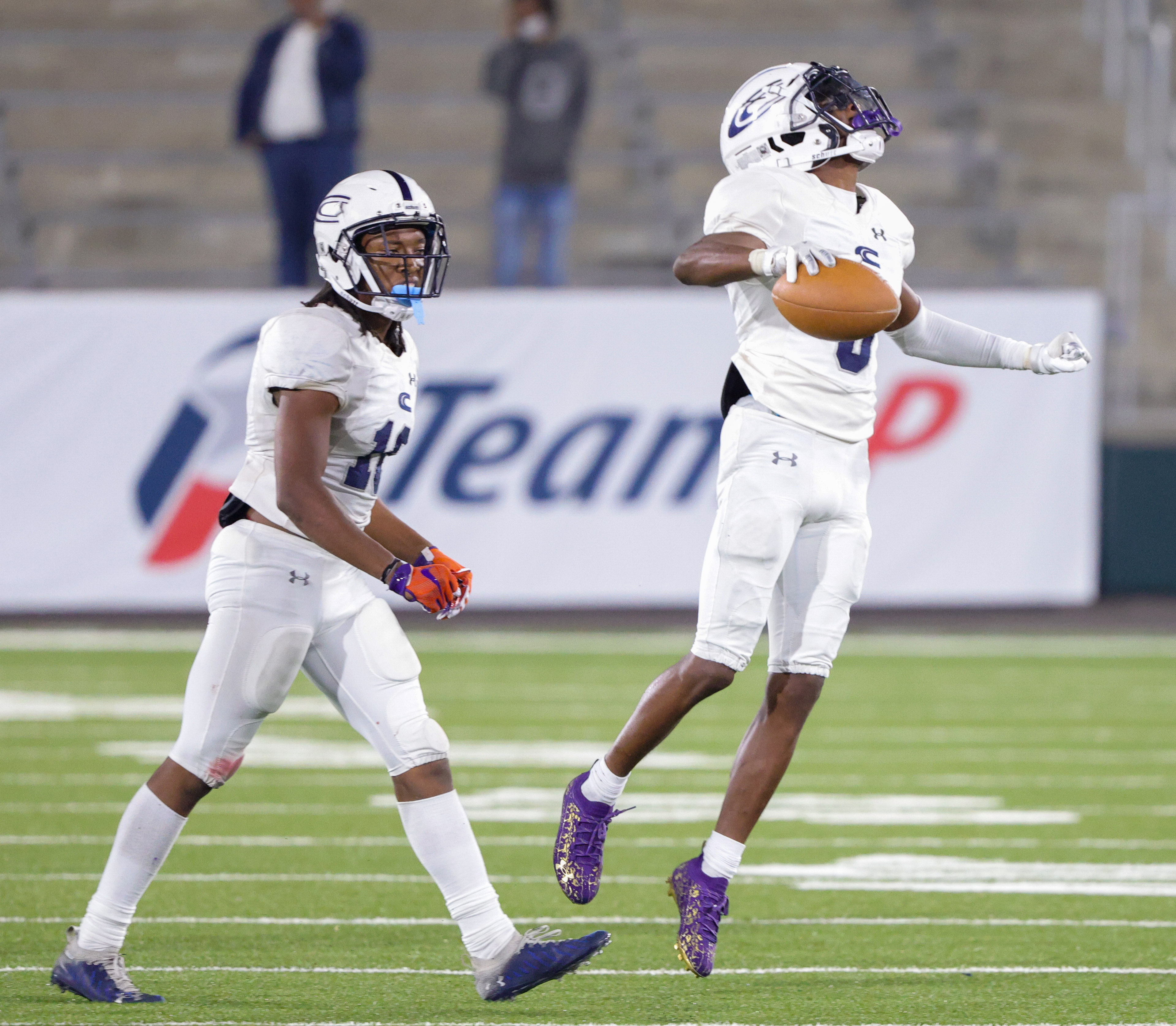 class 6a championship no 1 clay chalkville holds off hueytown finishes perfect season al com