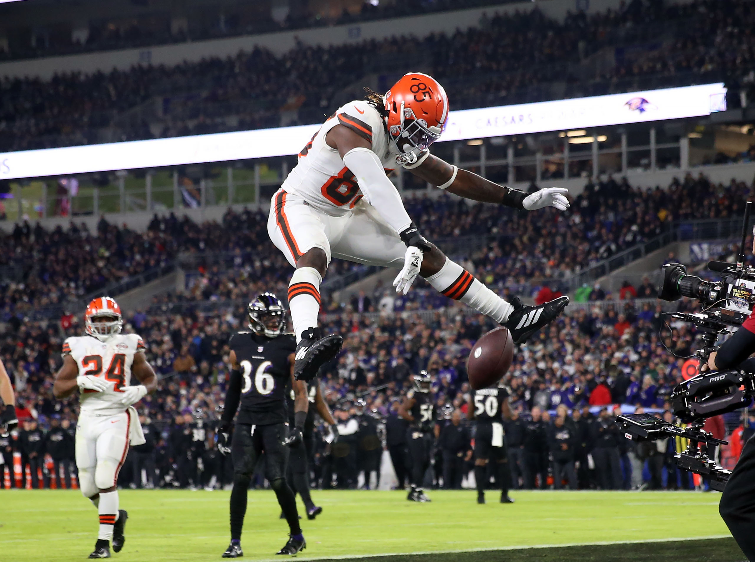 Cleveland Browns tight end David Njoku burned on face, arm in home accident  while lighting fire pit - ABC News