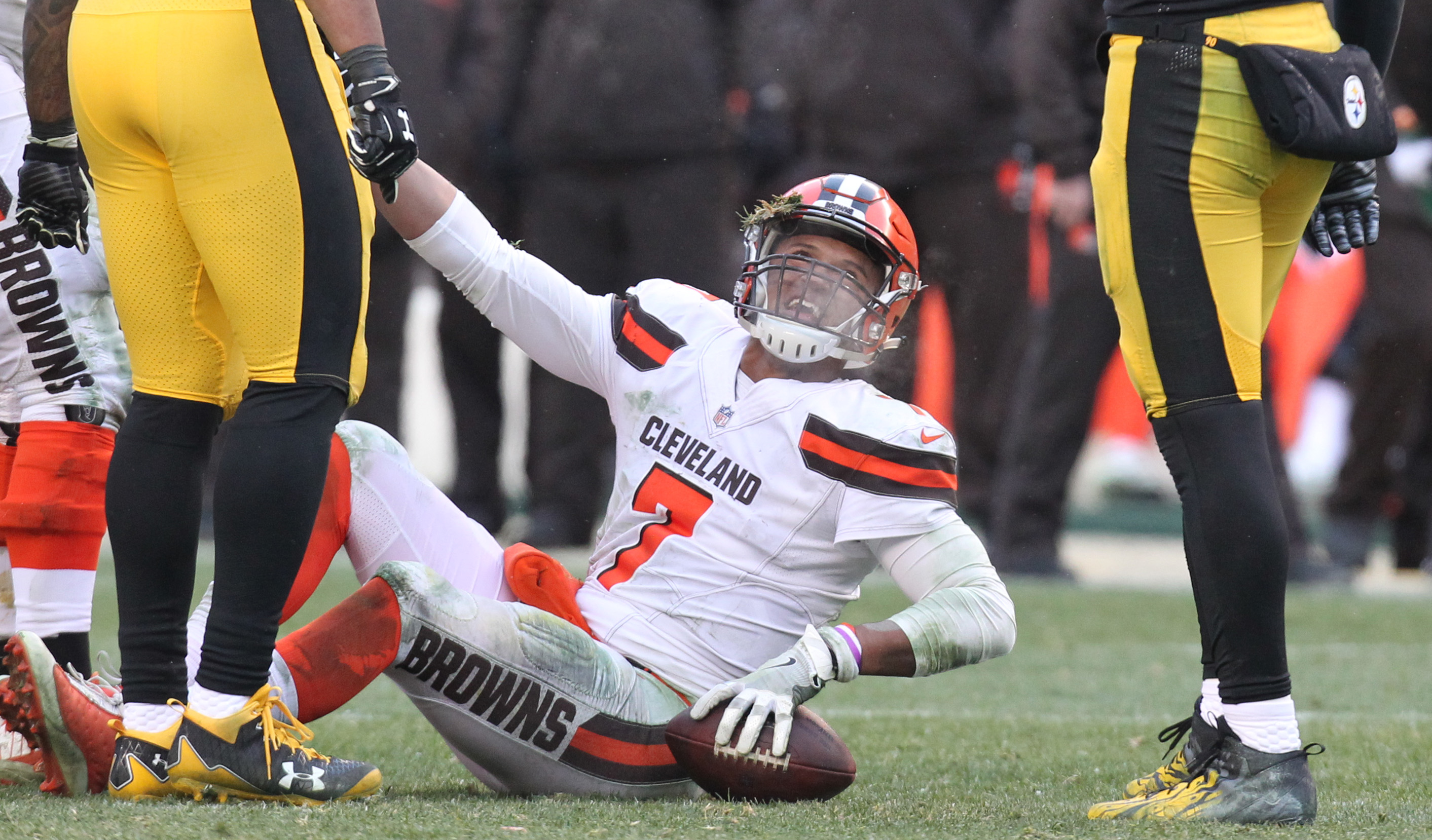 Browns rally around Garrett after helmet attack and turn fire on Rudolph, Cleveland Browns