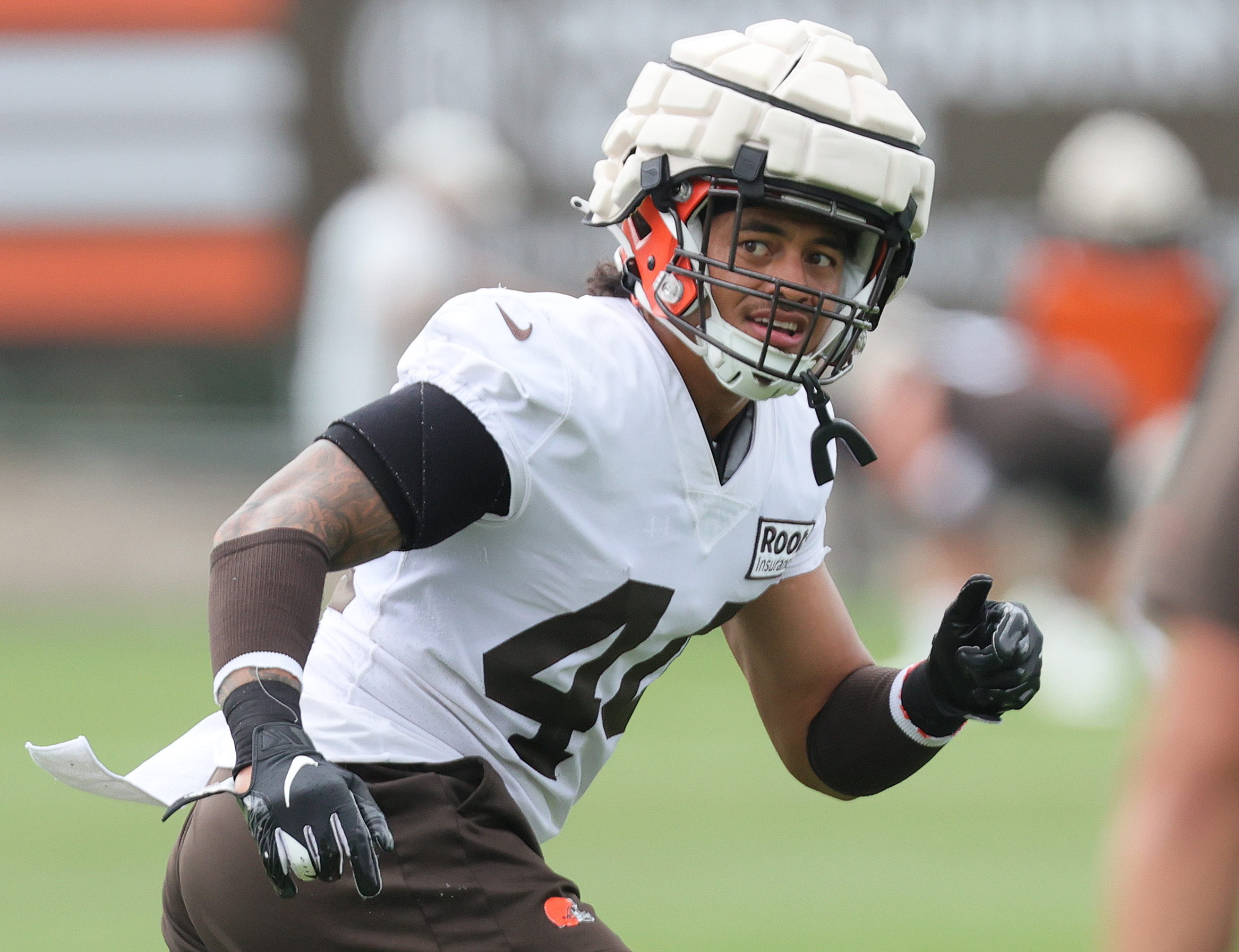 Cleveland Browns linebacker Sione Takitaki defends against the