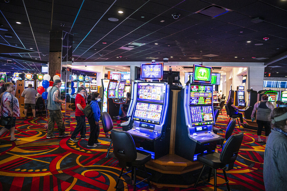 Las Vegas casino officials face dilemma as trespassers collect jackpots