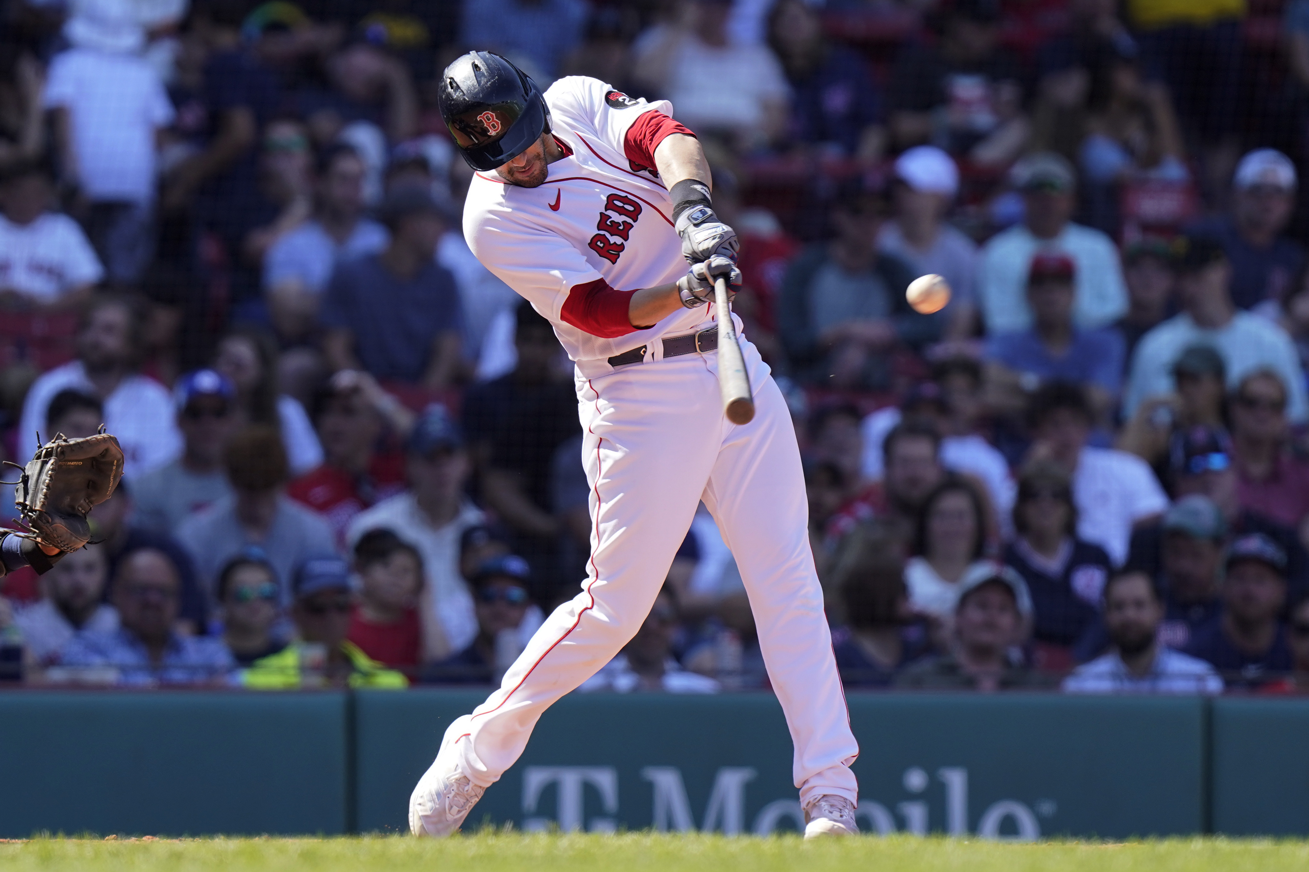 J.D. Martinez hits 3-run homer in 10th, Red Sox beat Indians 5-3