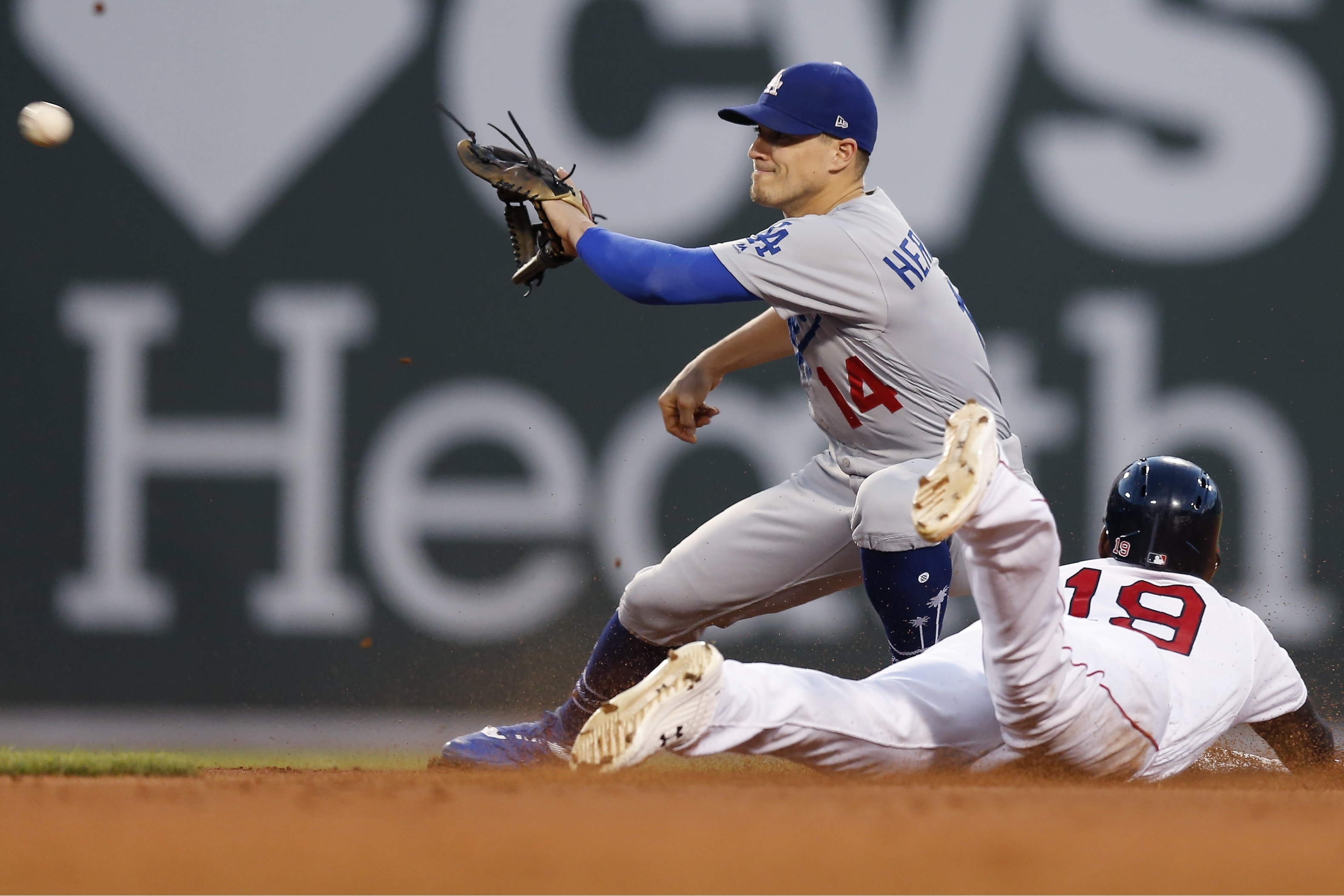 Dodgers re-acquire Red Sox utility player Kike Hernandez
