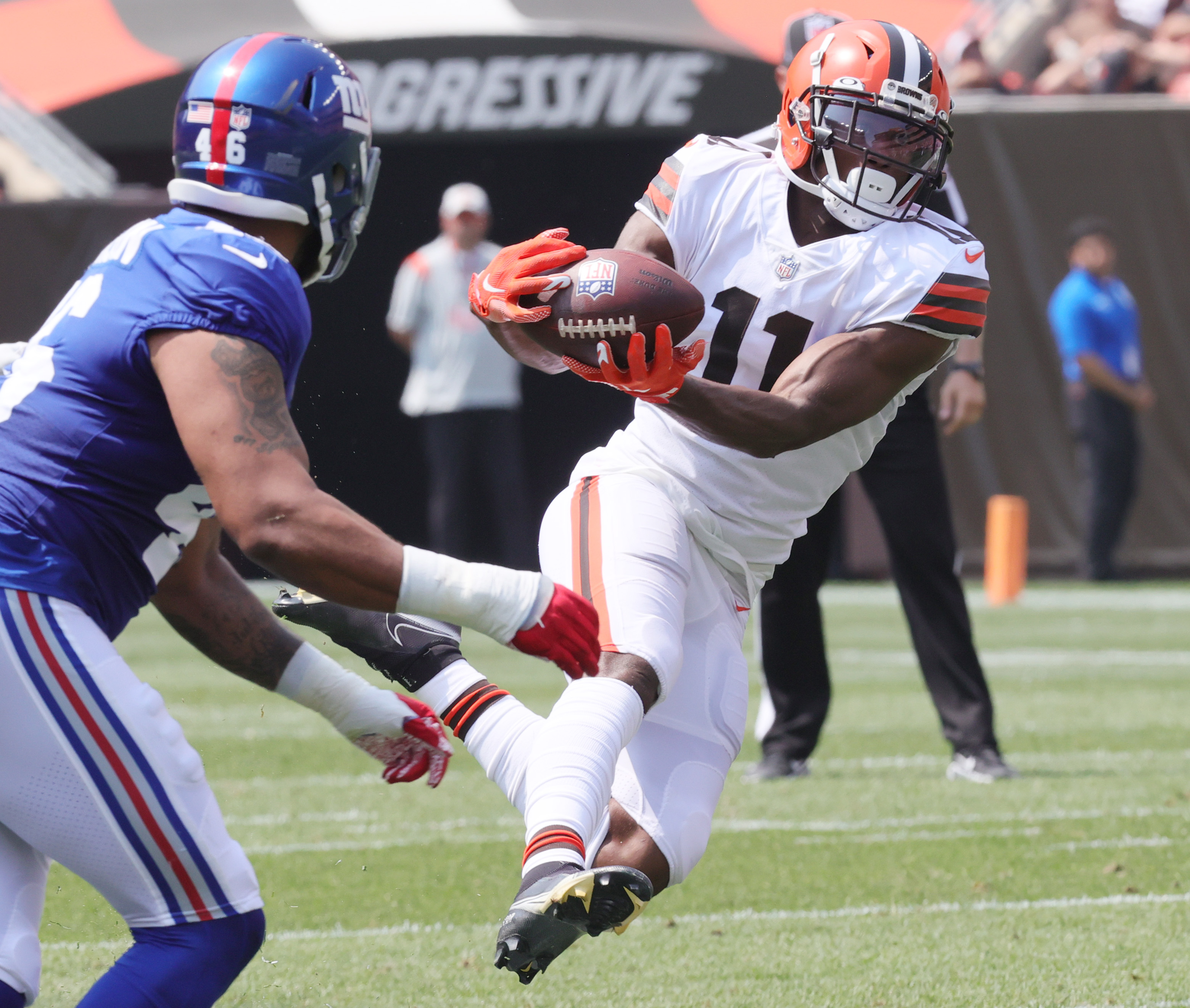 Cleveland Browns outside linebacker Elijah Lee (52) covers a play