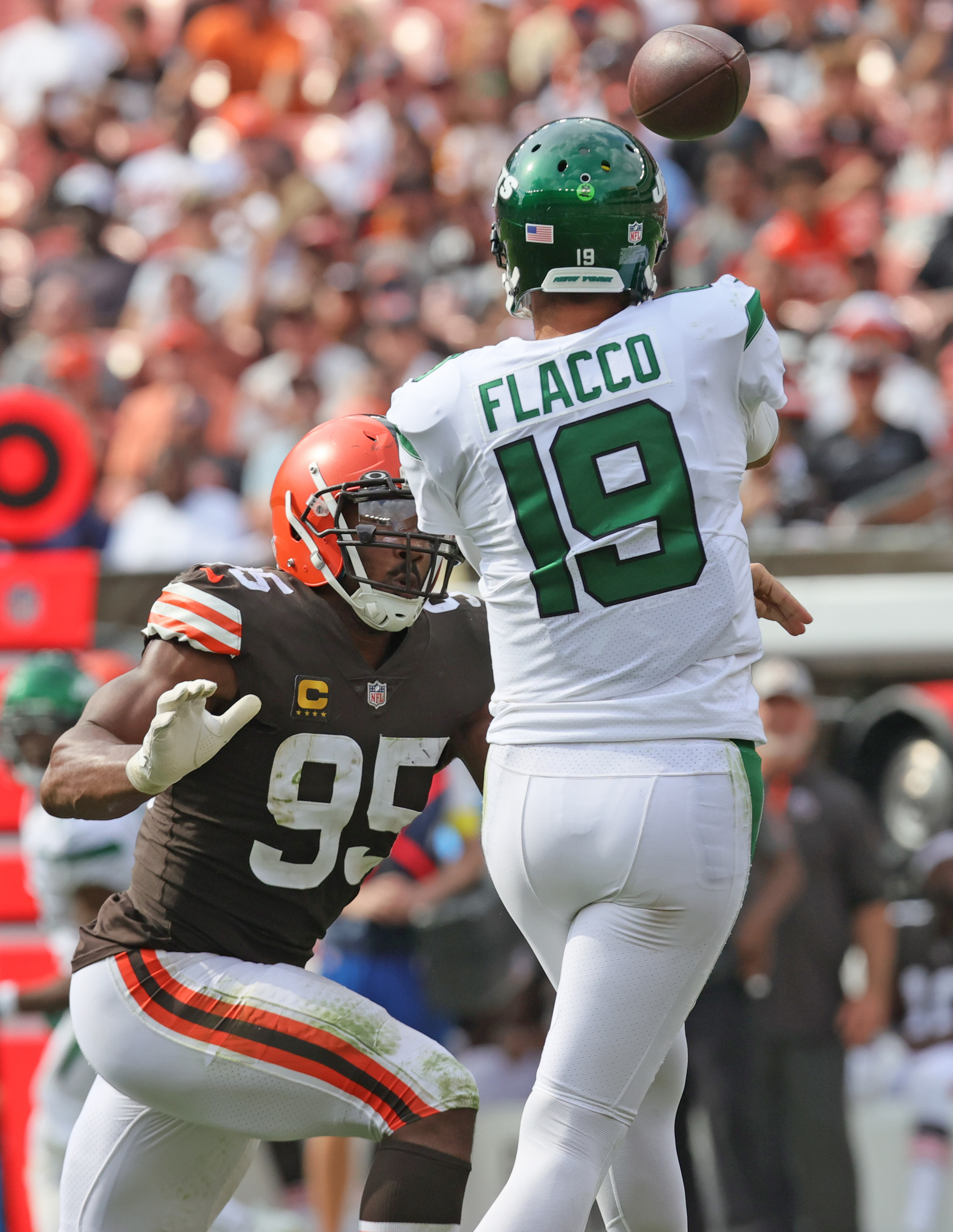 New York Jets quarterback Joe Flacco (19) warms up before playing