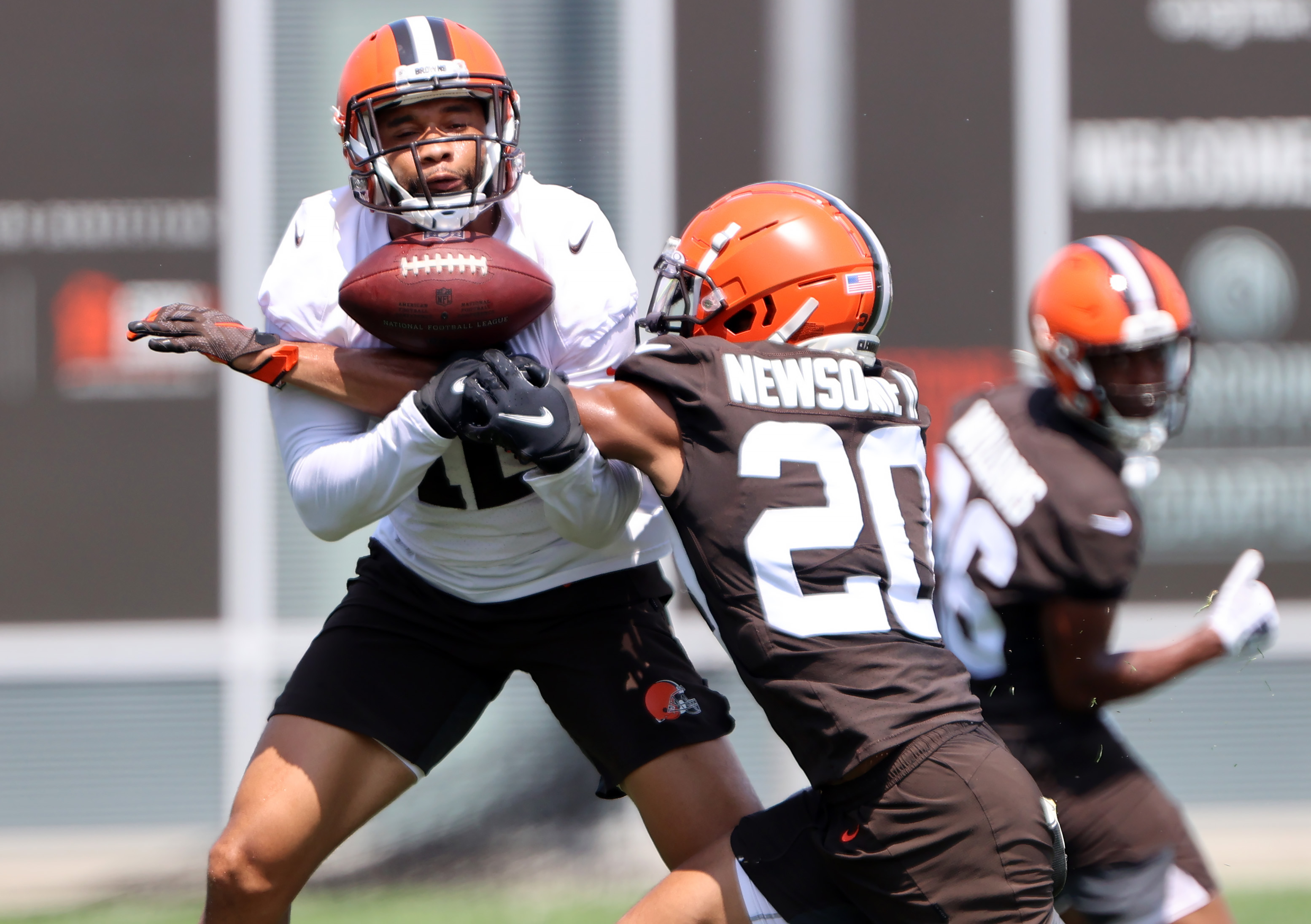 Cleveland Browns Tretter, Newsome activated; Owusu-Koramoah sits