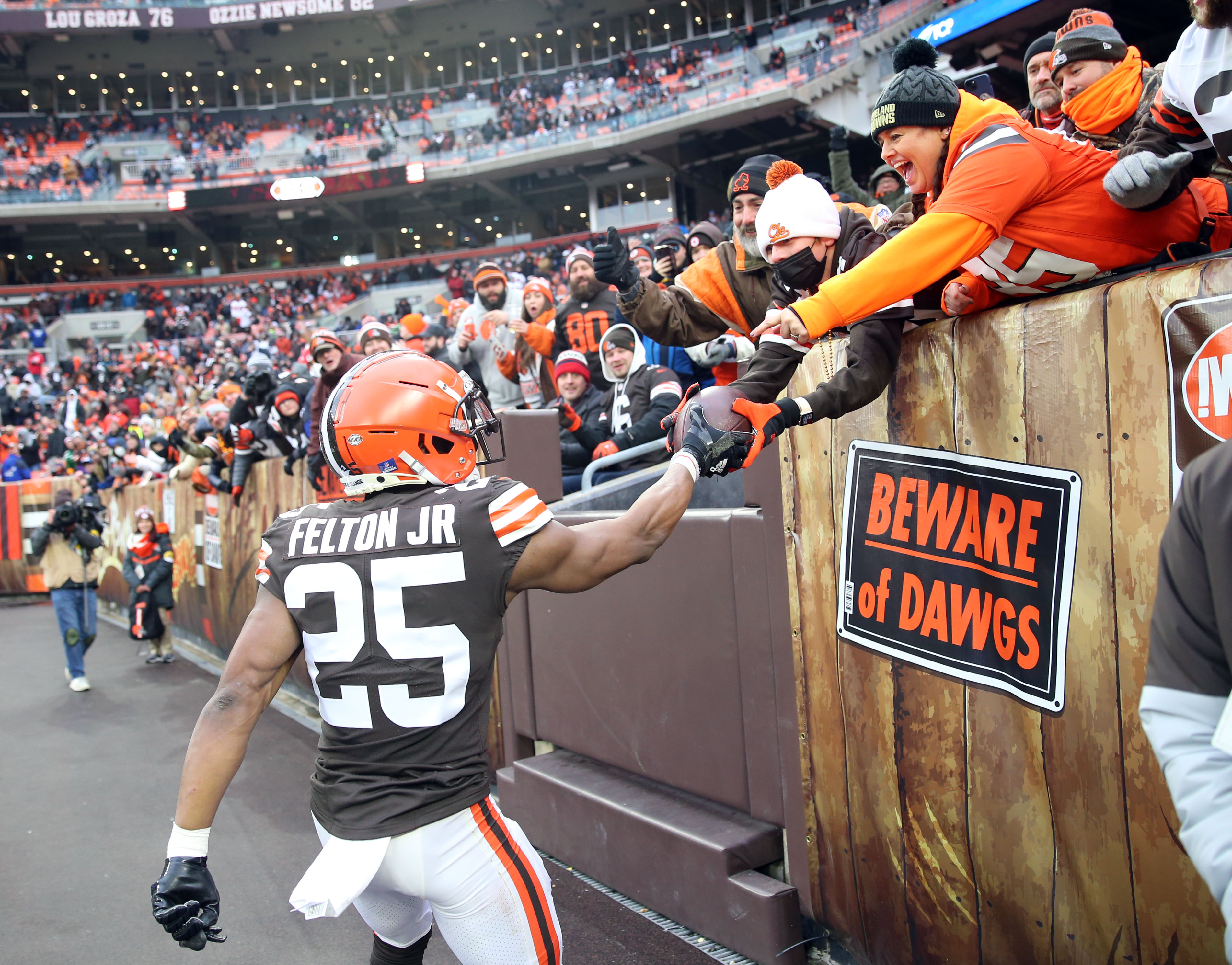 Cleveland Browns running back Demetric Felton Jr. takes part in drills  during the NFL football team's training camp, Thursday, July 28, 2022, in  Berea, Ohio. (AP Photo/Nick Cammett Stock Photo - Alamy