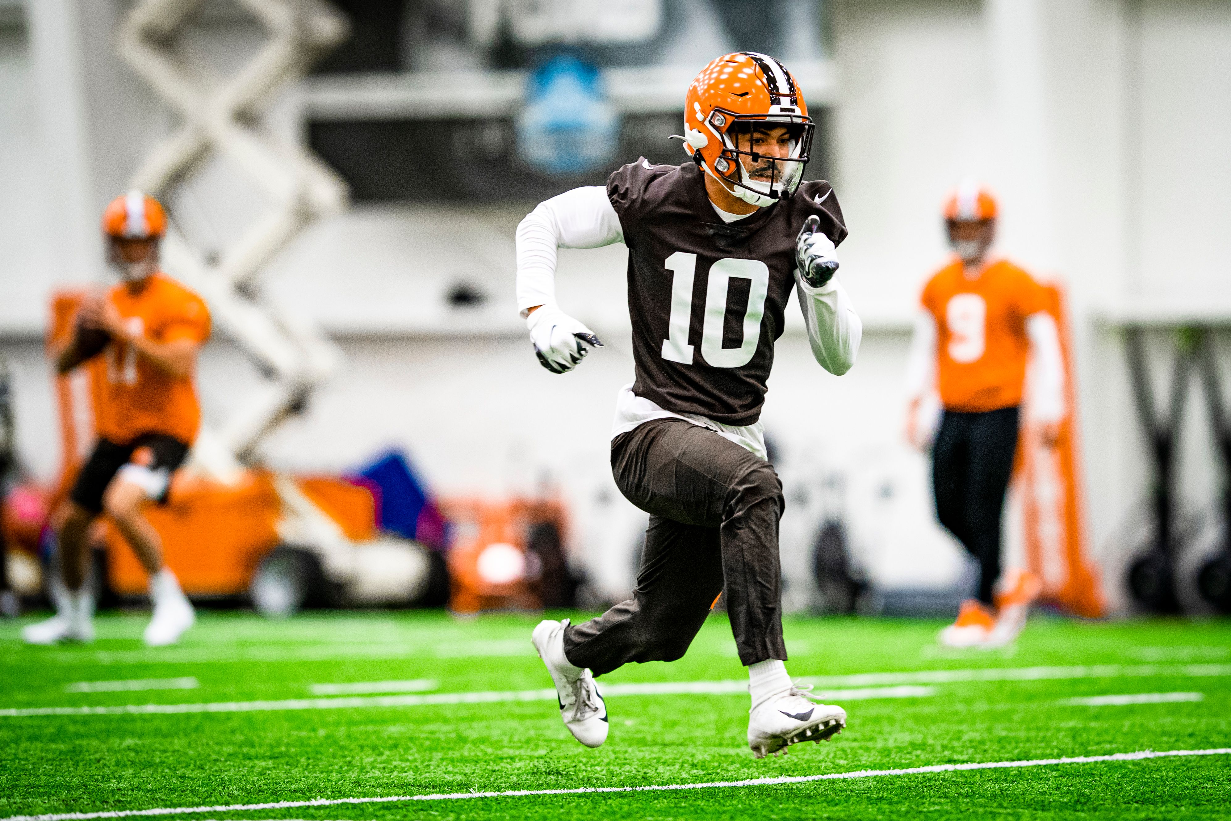 Cleveland Browns wide receiver Anthony Schwartz (10) runs with the