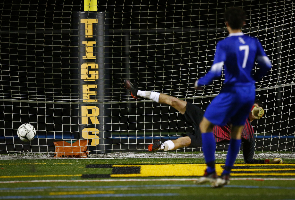 Amherst vs. Firelands boys soccer: Free-kick seals Comets' victory, 2-0  start – Morning Journal