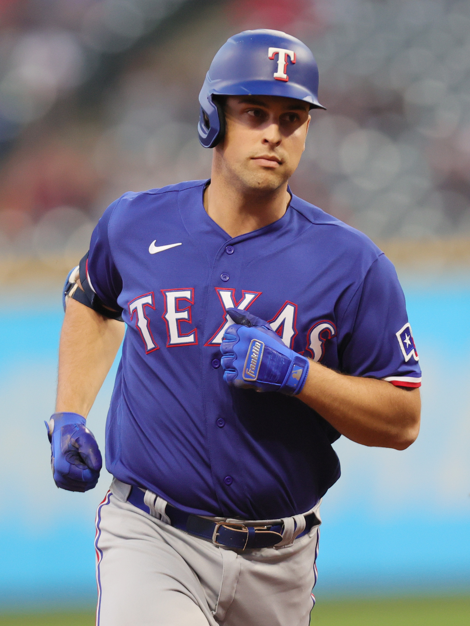 Texas Rangers' Ezequiel Duran, right, dives back to first base