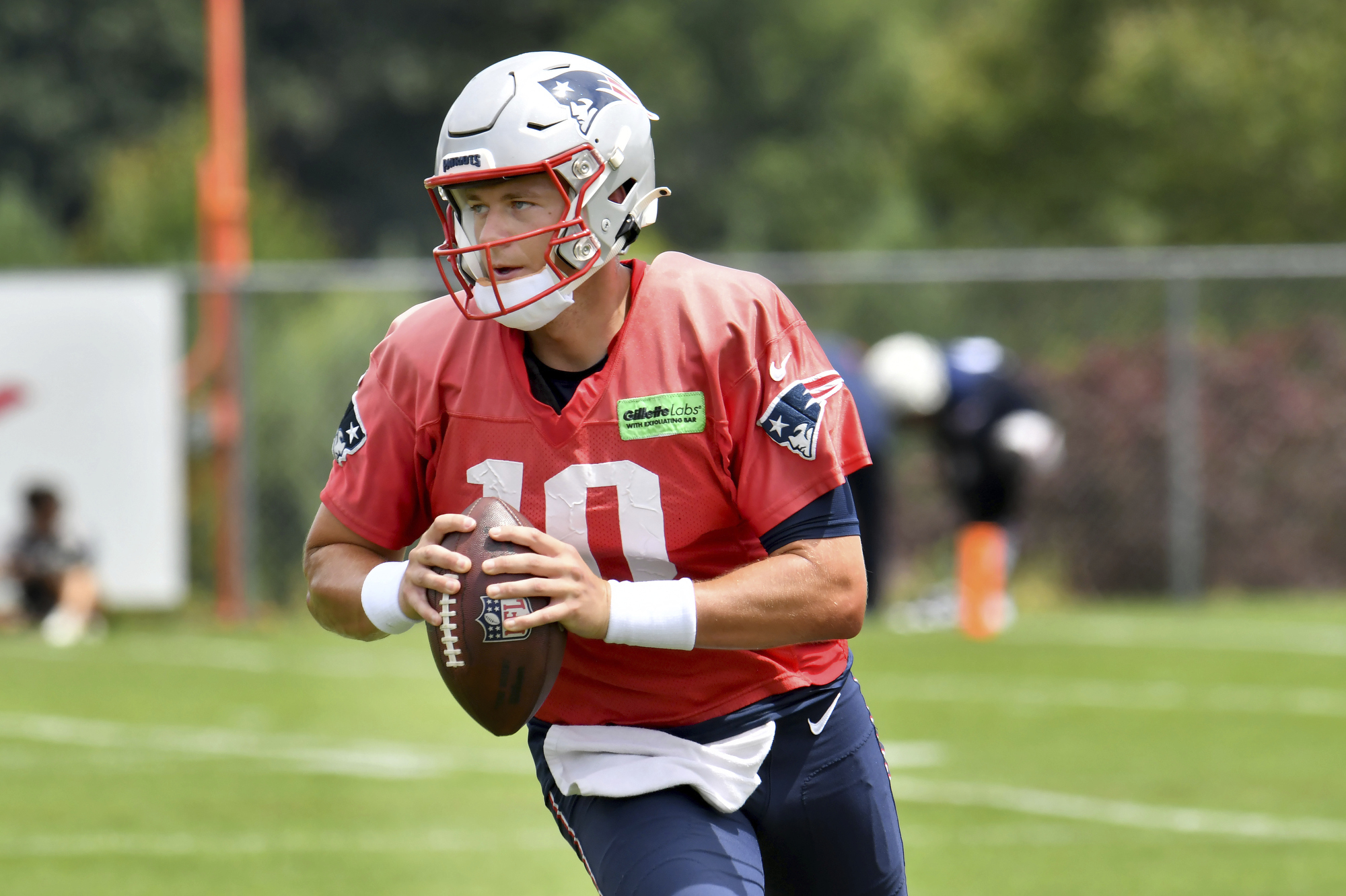 Despite Patriots o-line woes, QB Mac Jones ends practice on high note 