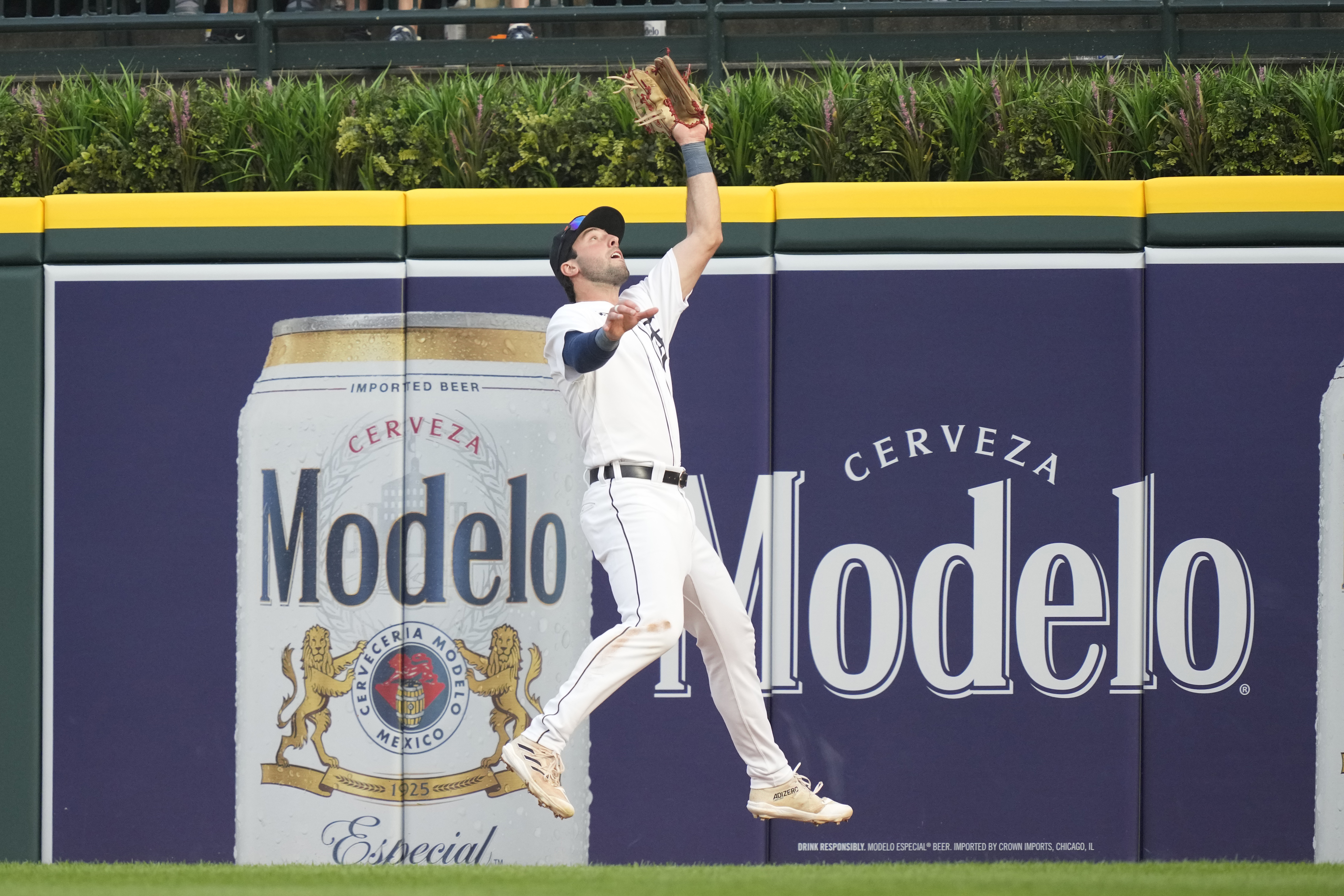 Detroit Tigers right fielder Matt Vierling (8) prepares for the