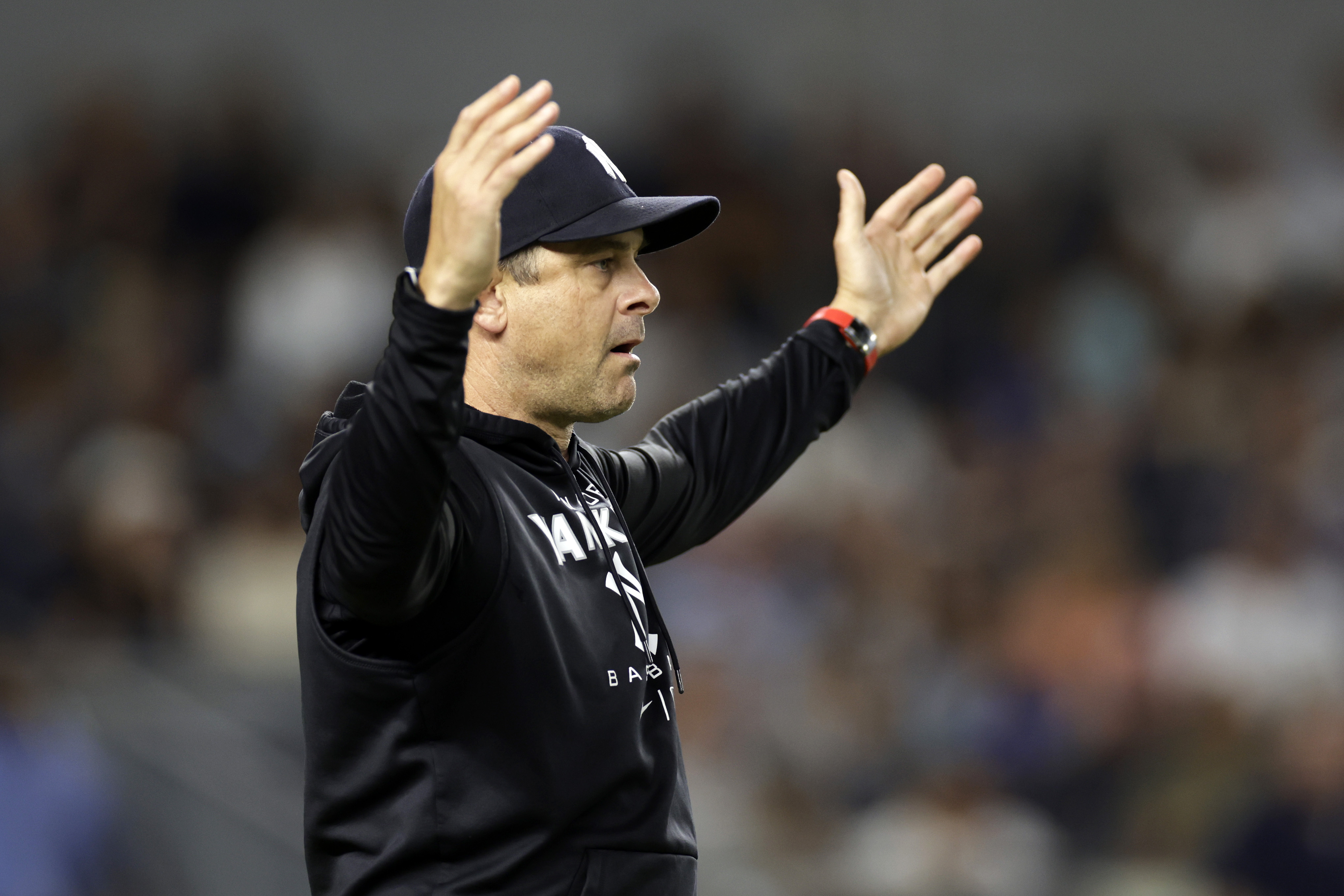Aaron Boone, Yankee coaches ditch jerseys